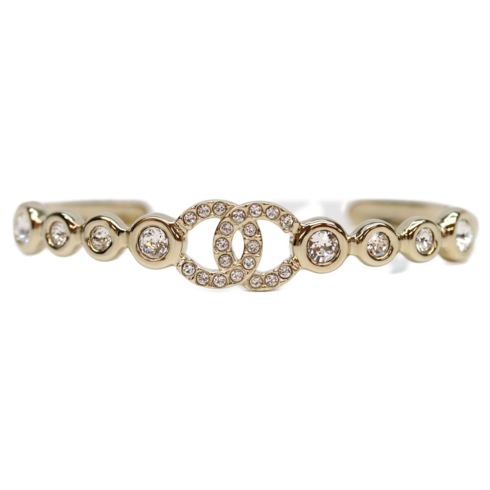 Metal Chanel Bangle: Metal Chanel Bangle This listing features Metal Chanel Bangle. Item specifics are provided below. Item Specifics: Brand: Chanel Type: Bangle Gender: Women Material: Metal Color: Gold Length: 15.5cm /
