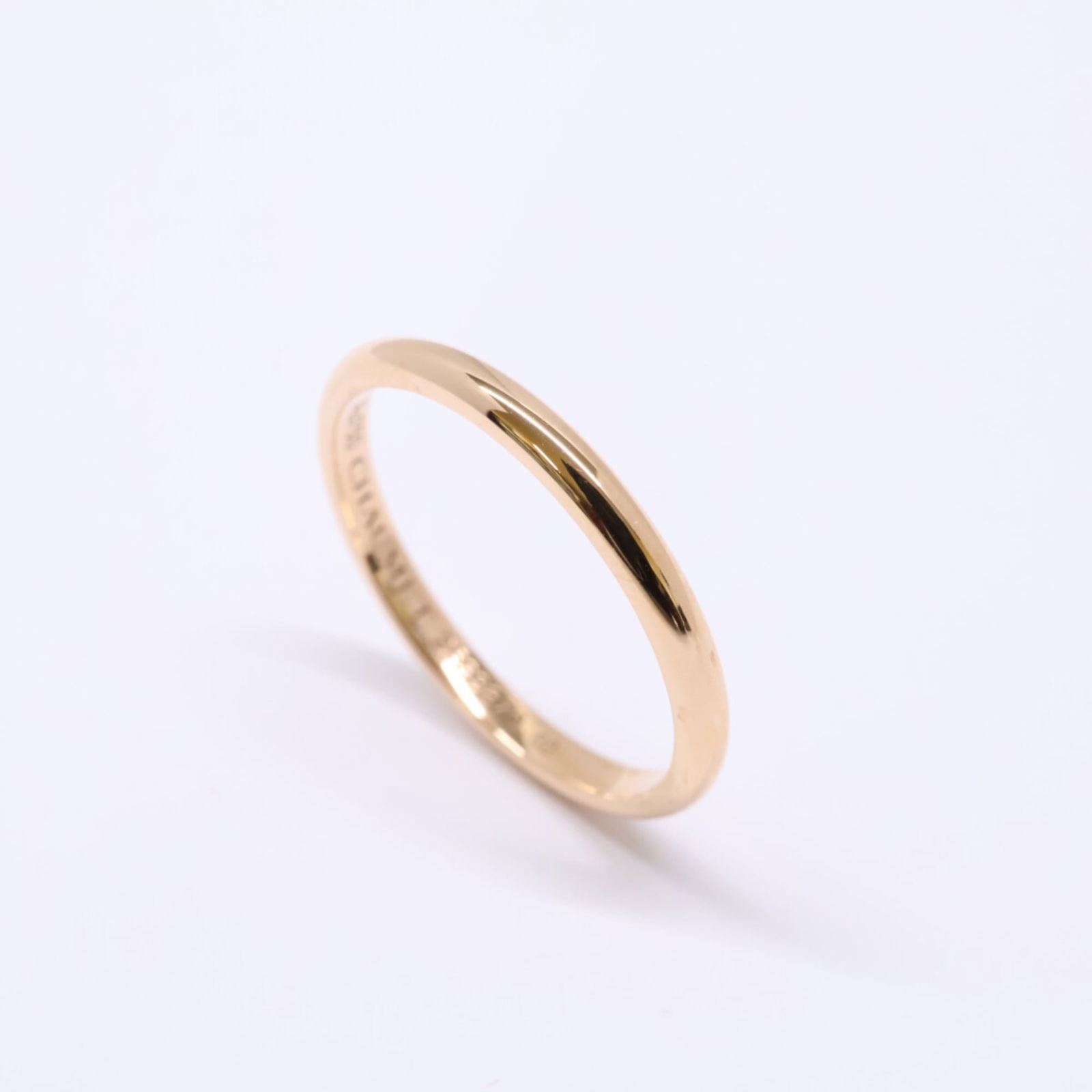 (18K) Chaumet Band Ring Gold: (18K) Chaumet Band Ring Gold This listing features (18K) Chaumet Band Ring Gold. Item specifics are provided below. Item Specifics: Brand: Chaumet Type: Band Ring Gender: Women Color: Gold Material: G