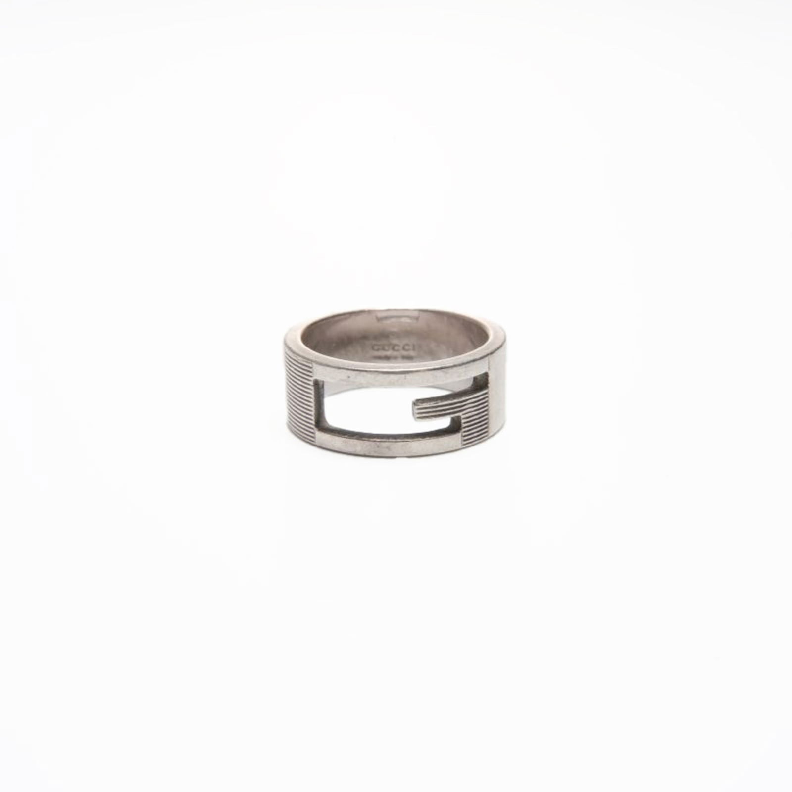 Ring Gucci Band: Ring Gucci Band This listing features Ring Gucci Band. Item specifics are provided below. Item Specifics: Brand: Gucci Type: Band Ring Gender: Women Color: Silver Us Size: 6 Condition: Used (very good