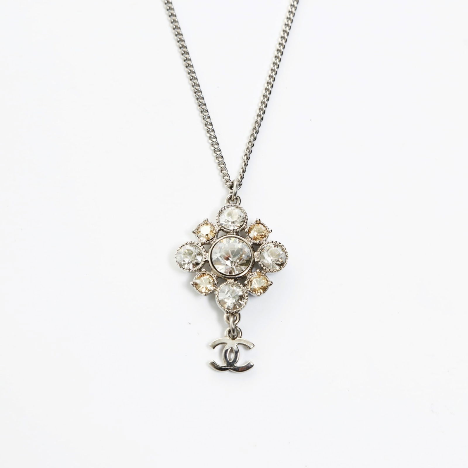 (WS26558) CHANEL 10V 2010 Coco Mark Rhinestone Necklace in Silver: (WS26558) CHANEL 10V 2010 Coco Mark Rhinestone Necklace in Silver This listing features (WS26558) CHANEL 10V 2010 Coco Mark Rhinestone Necklace in Silver. Item specifics are provided below. Item Speci