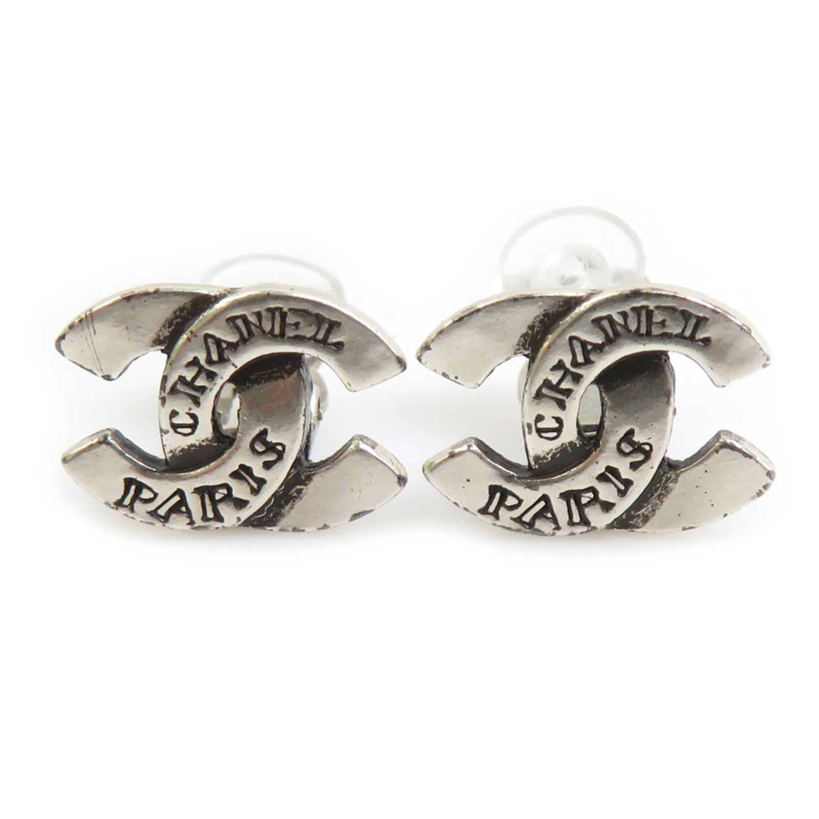 Metal Chanel Clip Earrings: Metal Chanel Clip Earrings This listing features Metal Chanel Clip Earrings. Item specifics are provided below. Item Specifics: Brand: Chanel Type: Clip Earrings Gender: Women Material: Metal Color: