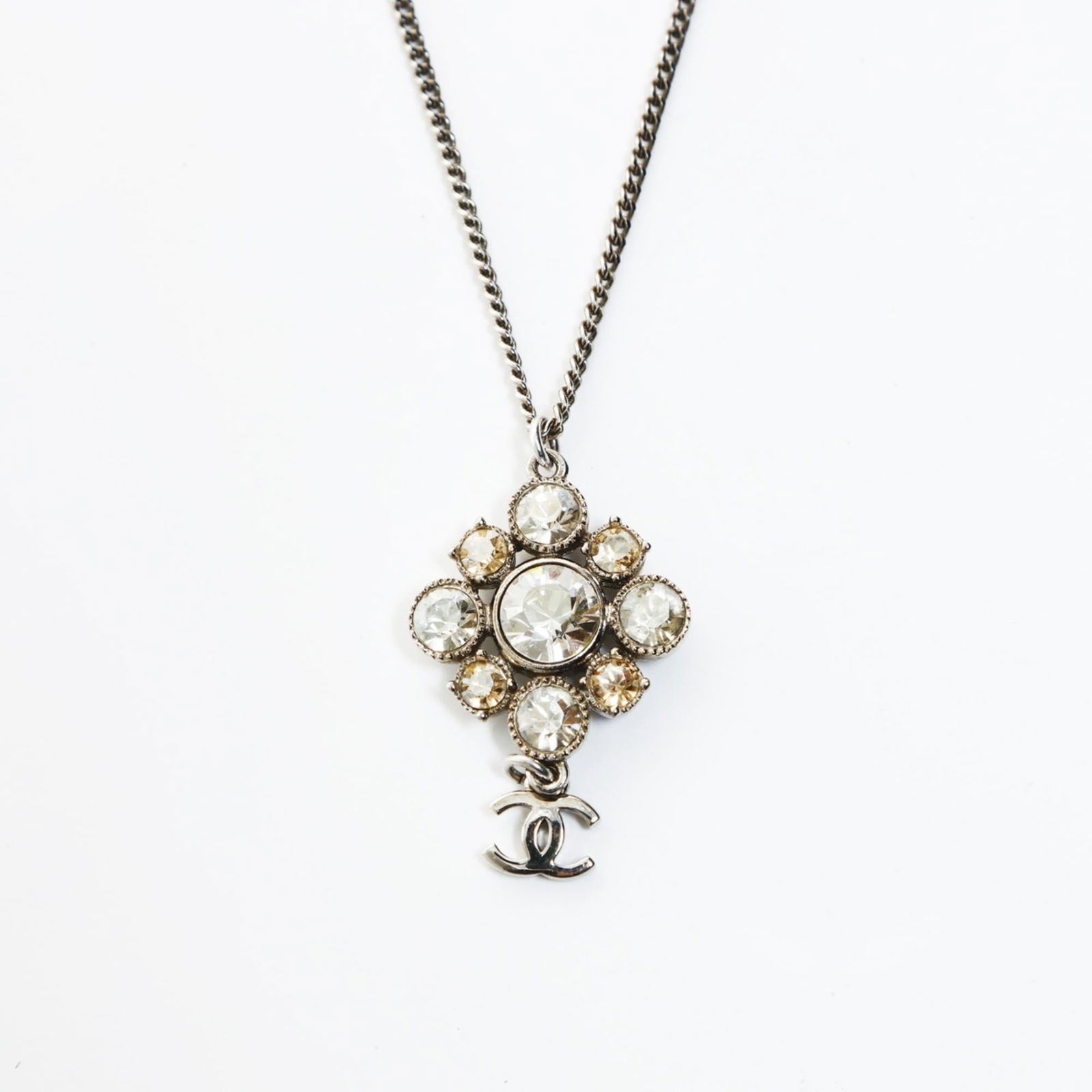 (WS26561) CHANEL 10V 2010 Coco Mark Rhinestone Necklace in Silver: (WS26561) CHANEL 10V 2010 Coco Mark Rhinestone Necklace in Silver This listing features (WS26561) CHANEL 10V 2010 Coco Mark Rhinestone Necklace in Silver. Item specifics are provided below. Item