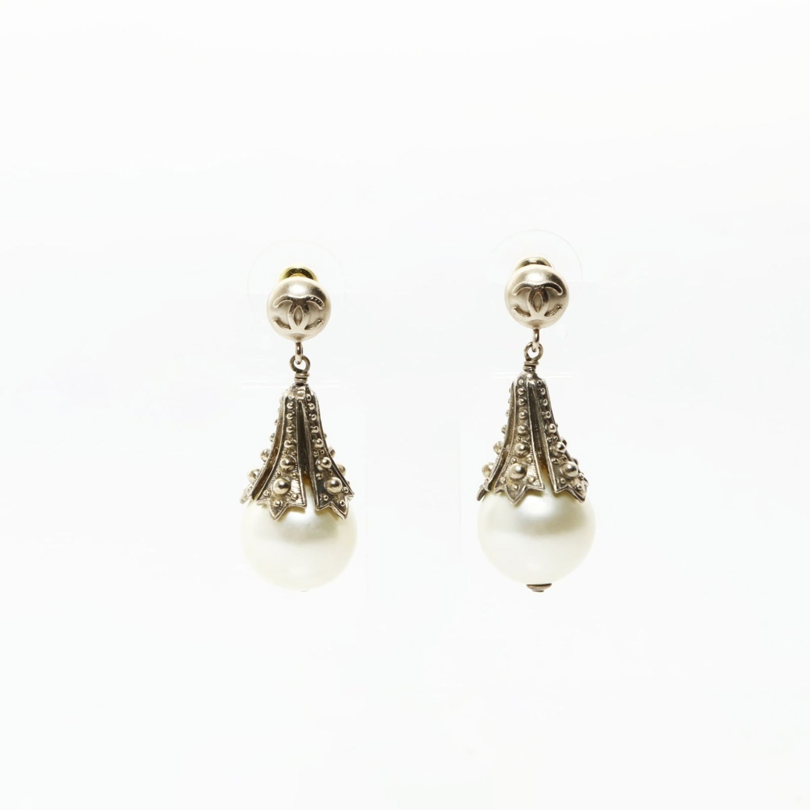 Earrings Chanel Drop: Earrings Chanel Drop This listing features Earrings Chanel Drop. Item specifics are provided below. Item Specifics: Brand: Chanel Type: Drop Earrings Gender: Women Color: Gold Size (Hxwxd): 40.00mm x