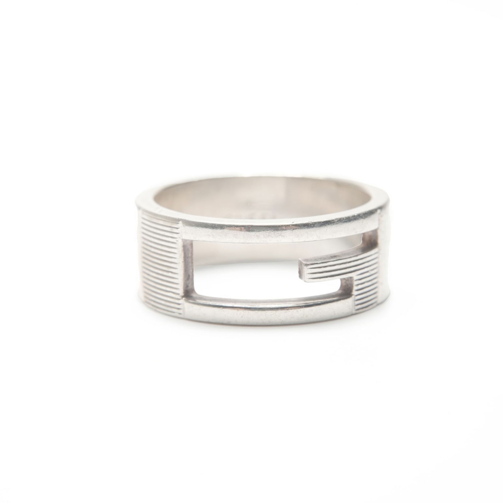 Ring Gucci Band: Ring Gucci Band This listing features Ring Gucci Band. Item specifics are provided below. Item Specifics: Brand: Gucci Type: Band Ring Gender: Women Color: Silver Us Size: 6 Condition: Used (very good