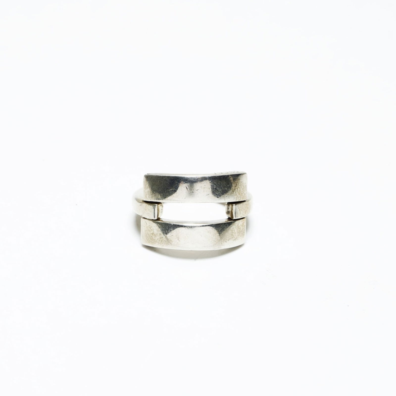 Ring Gucci Band: Ring Gucci Band This listing features Ring Gucci Band. Item specifics are provided below. Item Specifics: Brand: Gucci Type: Band Ring Gender: Women Color: Silver Us Size: 6.5 Condition: Used (good),