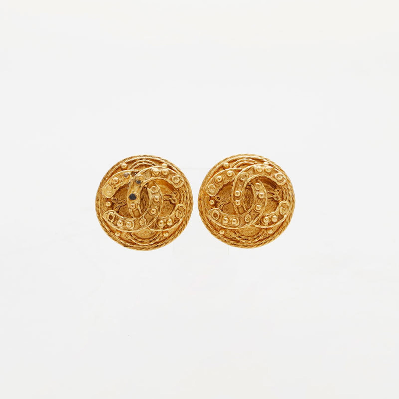 Earrings Chanel Clip: Earrings Chanel Clip This listing features Earrings Chanel Clip. Item specifics are provided below. Item Specifics: Brand: Chanel Type: Clip Earrings Gender: Women Color: Gold Size (Hxwxd): 20.00mm x