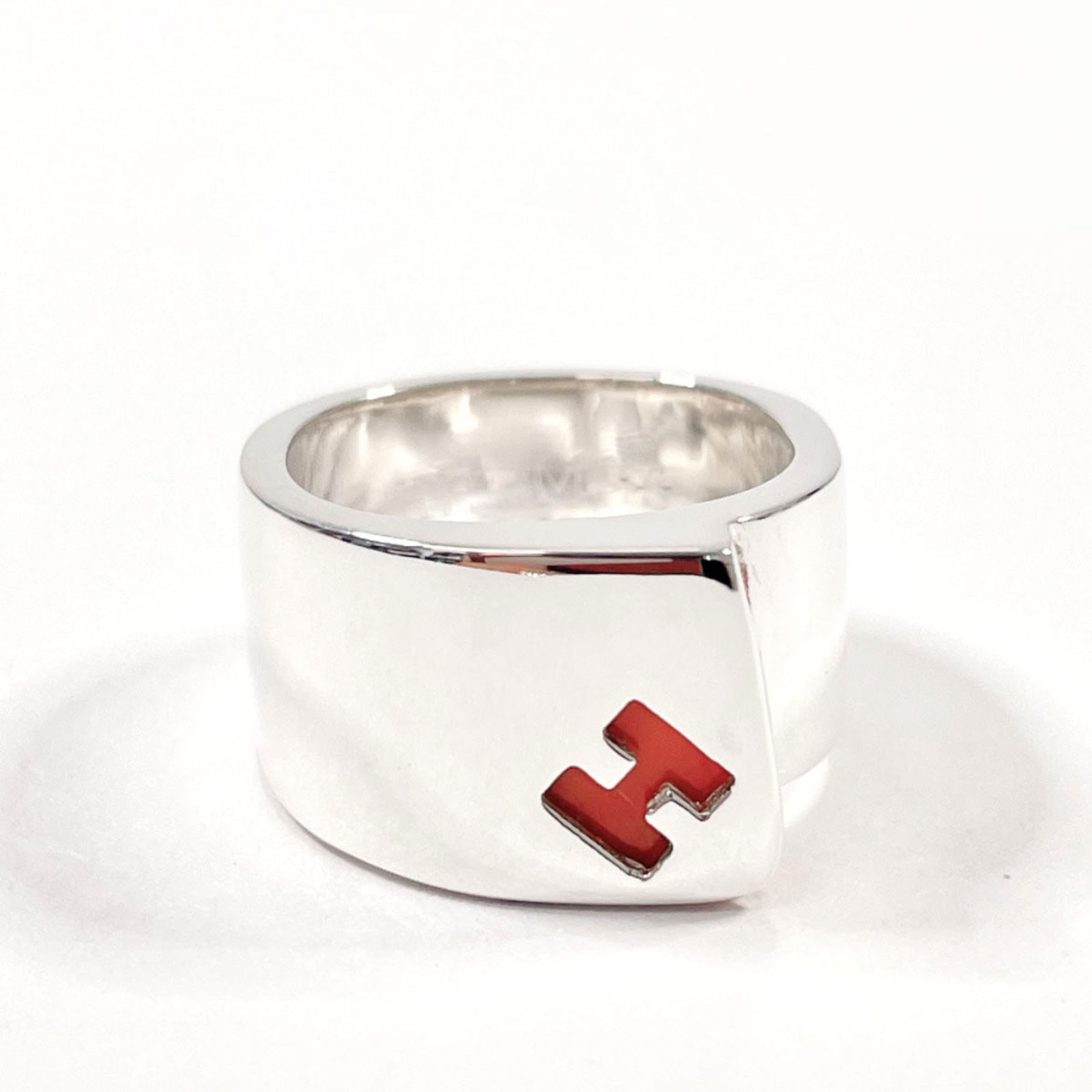 925 Hermes Band Ring Silver: 925 Hermes Band Ring Silver This listing features 925 Hermes Band Ring Silver. Item specifics are provided below. Item Specifics: Brand: Hermes Type: Band Ring Gender: Women Color: Orange, Silver Mate