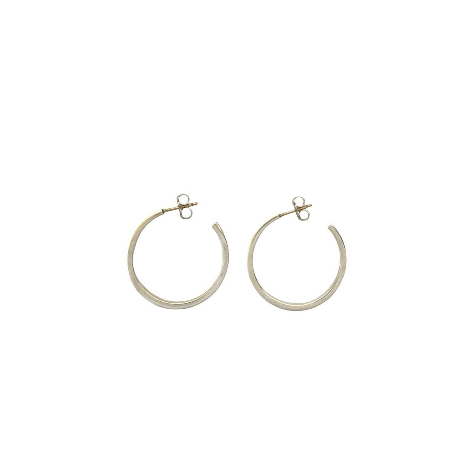 925 Tiffany Hoop Earrings Silver: 925 Tiffany Hoop Earrings Silver This listing features 925 Tiffany Hoop Earrings Silver. Item specifics are provided below. Item Specifics: Brand: Tiffany Type: Hoop Earrings Gender: Women Material:
