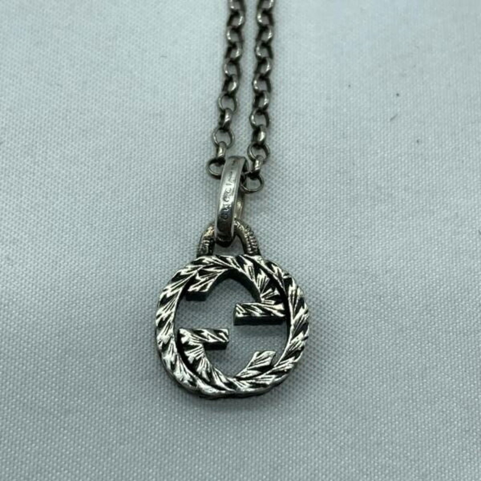 0811 GUCCI Interlocking G Pendant Necklace in Silver 455535 J8400: 0811 GUCCI Interlocking G Pendant Necklace in Silver 455535 J8400 This listing features 0811 GUCCI Interlocking G Pendant Necklace in Silver 455535 J8400. Item specifics are provided below. Item Speci