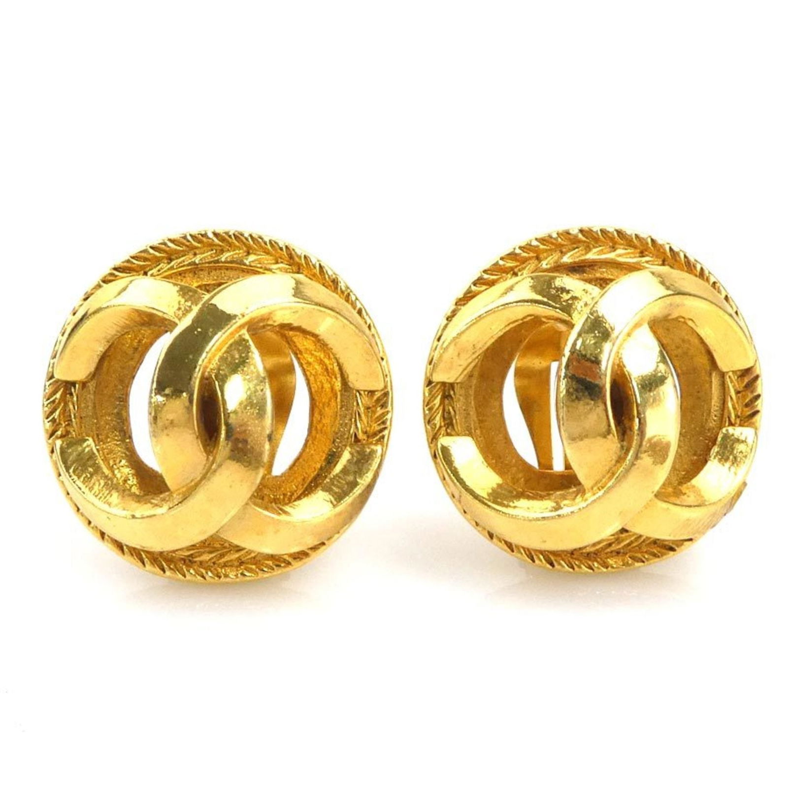 Metal Chanel Clip Earrings: Metal Chanel Clip Earrings This listing features Metal Chanel Clip Earrings. Item specifics are provided below. Item Specifics: Brand: Chanel Type: Clip Earrings Gender: Women Material: Metal Color:
