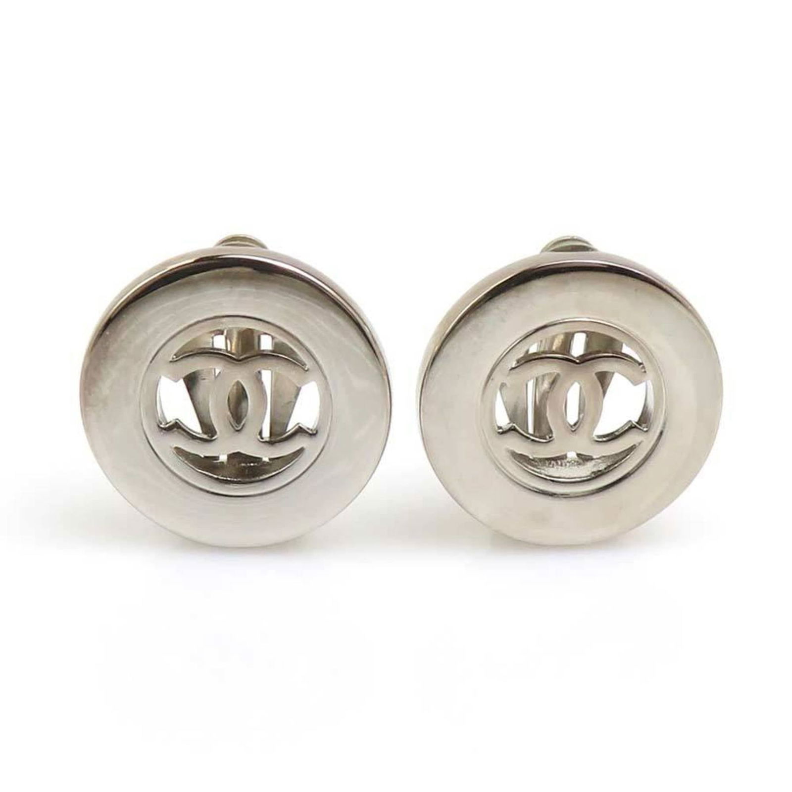 Metal Chanel Clip Earrings: Metal Chanel Clip Earrings This listing features Metal Chanel Clip Earrings. Item specifics are provided below. Item Specifics: Brand: Chanel Type: Clip Earrings Gender: Women Material: Metal Color: S