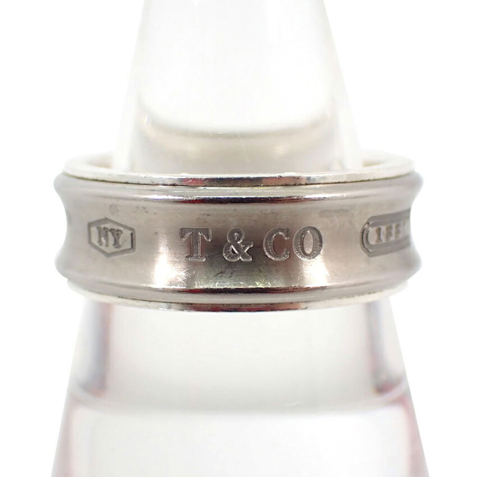 925 Tiffany Band Ring Sterling Silver: 925 Tiffany Band Ring Sterling Silver This listing features 925 Tiffany Band Ring Sterling Silver. Item specifics are provided below. Item Specifics: Brand: Tiffany Type: Band Ring Gender: Women Mater