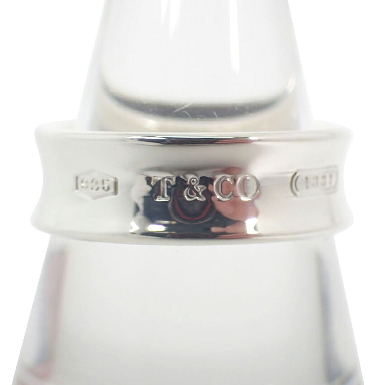 925 Tiffany Band Ring Silver: 925 Tiffany Band Ring Silver This listing features 925 Tiffany Band Ring Silver. Item specifics are provided below. Item Specifics: Brand: Tiffany Type: Band Ring Gender: Women Material: Silver 925 Br