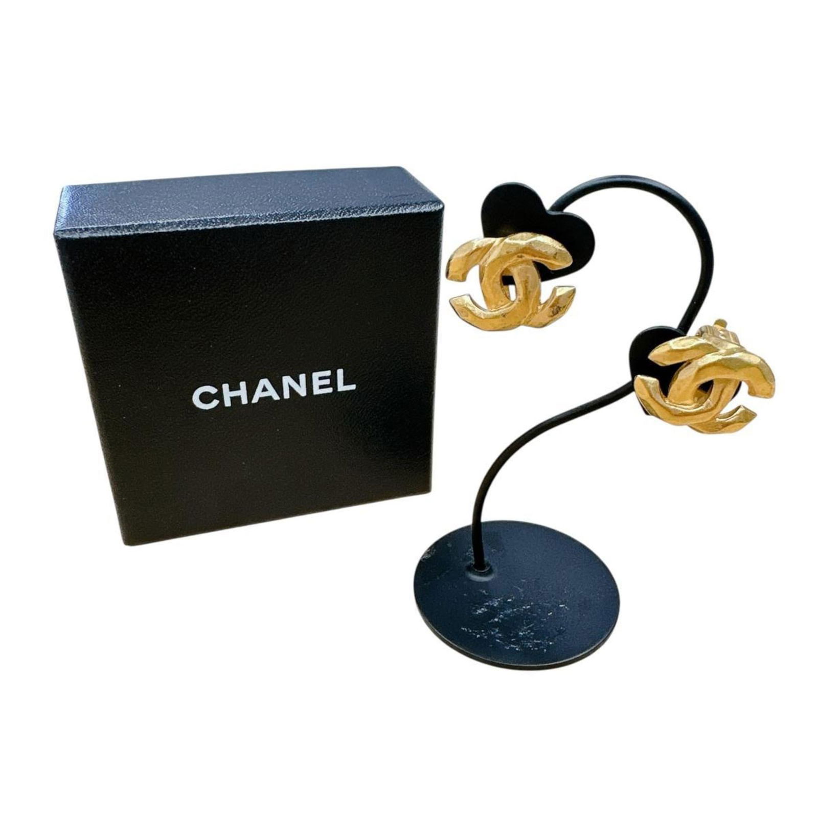 Metal Chanel Clip Earrings: Metal Chanel Clip Earrings This listing features Metal Chanel Clip Earrings. Item specifics are provided below. Item Specifics: Brand: Chanel Type: Clip Earrings Gender: Women Material: Metal Color: