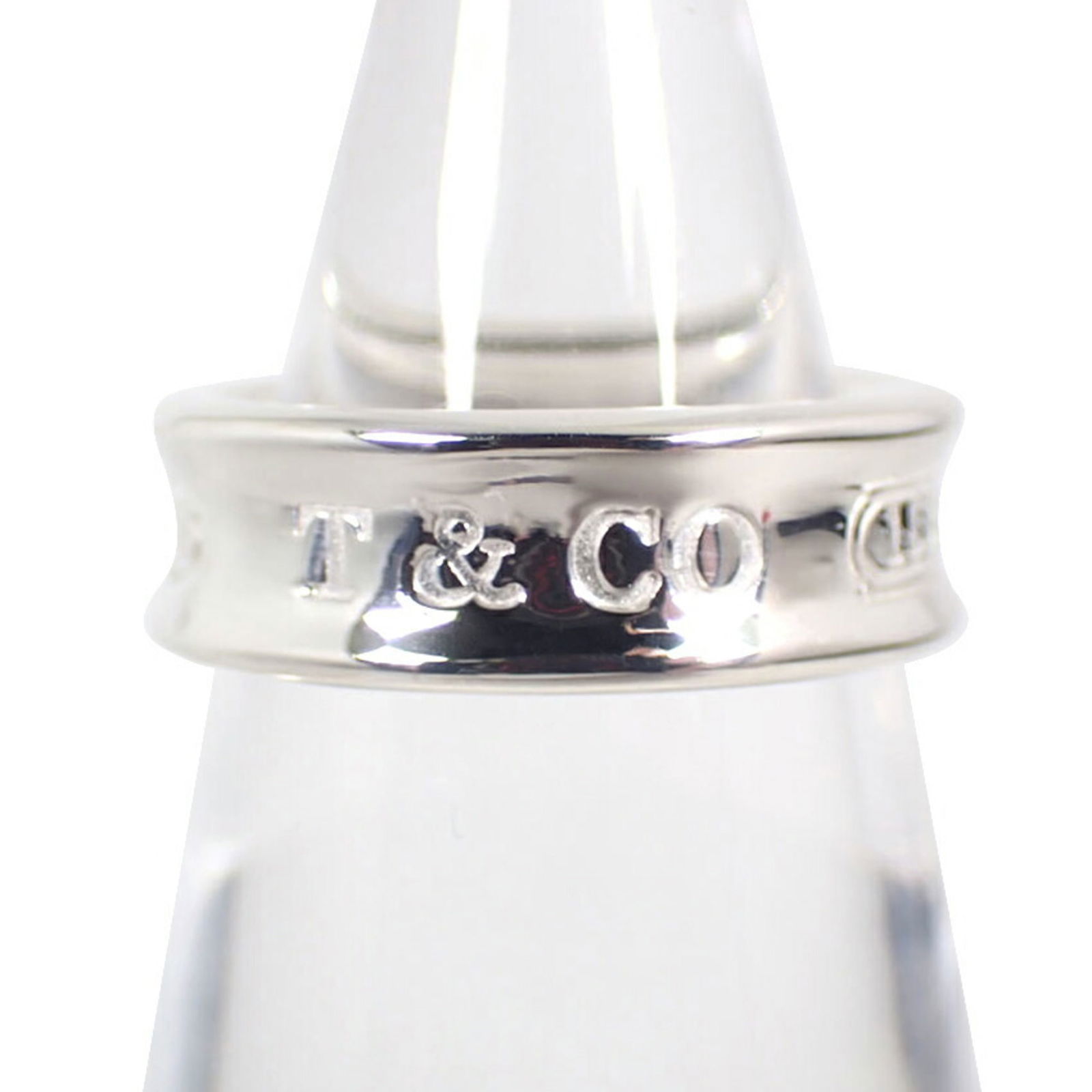 925 Tiffany Band Ring Sterling Silver: 925 Tiffany Band Ring Sterling Silver This listing features 925 Tiffany Band Ring Sterling Silver. Item specifics are provided below. Item Specifics: Brand: Tiffany Type: Band Ring Gender: Women Mater