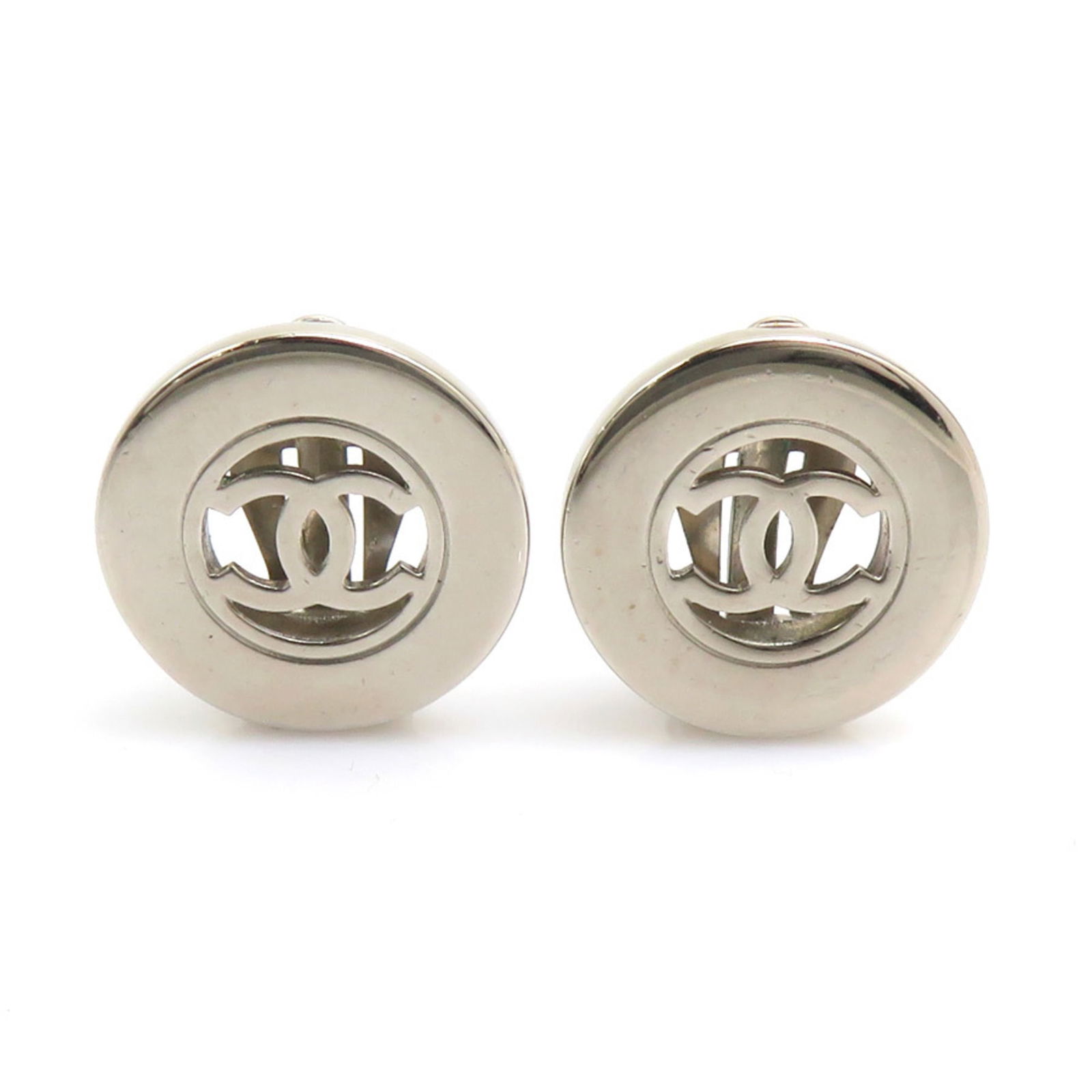 Metal Chanel Clip Earrings: Metal Chanel Clip Earrings This listing features Metal Chanel Clip Earrings. Item specifics are provided below. Item Specifics: Brand: Chanel Type: Clip Earrings Gender: Women Material: Metal Color: