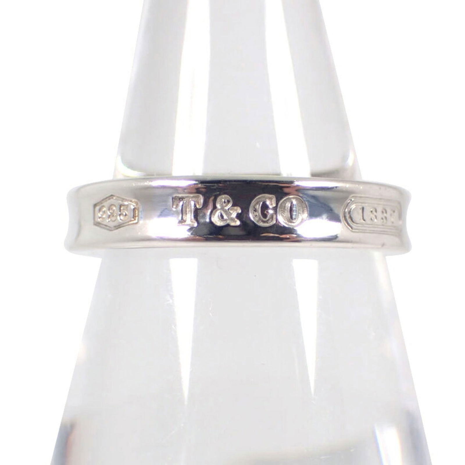 925 Tiffany Band Ring Sterling Silver: 925 Tiffany Band Ring Sterling Silver This listing features 925 Tiffany Band Ring Sterling Silver. Item specifics are provided below. Item Specifics: Brand: Tiffany Type: Band Ring Gender: Women Mater