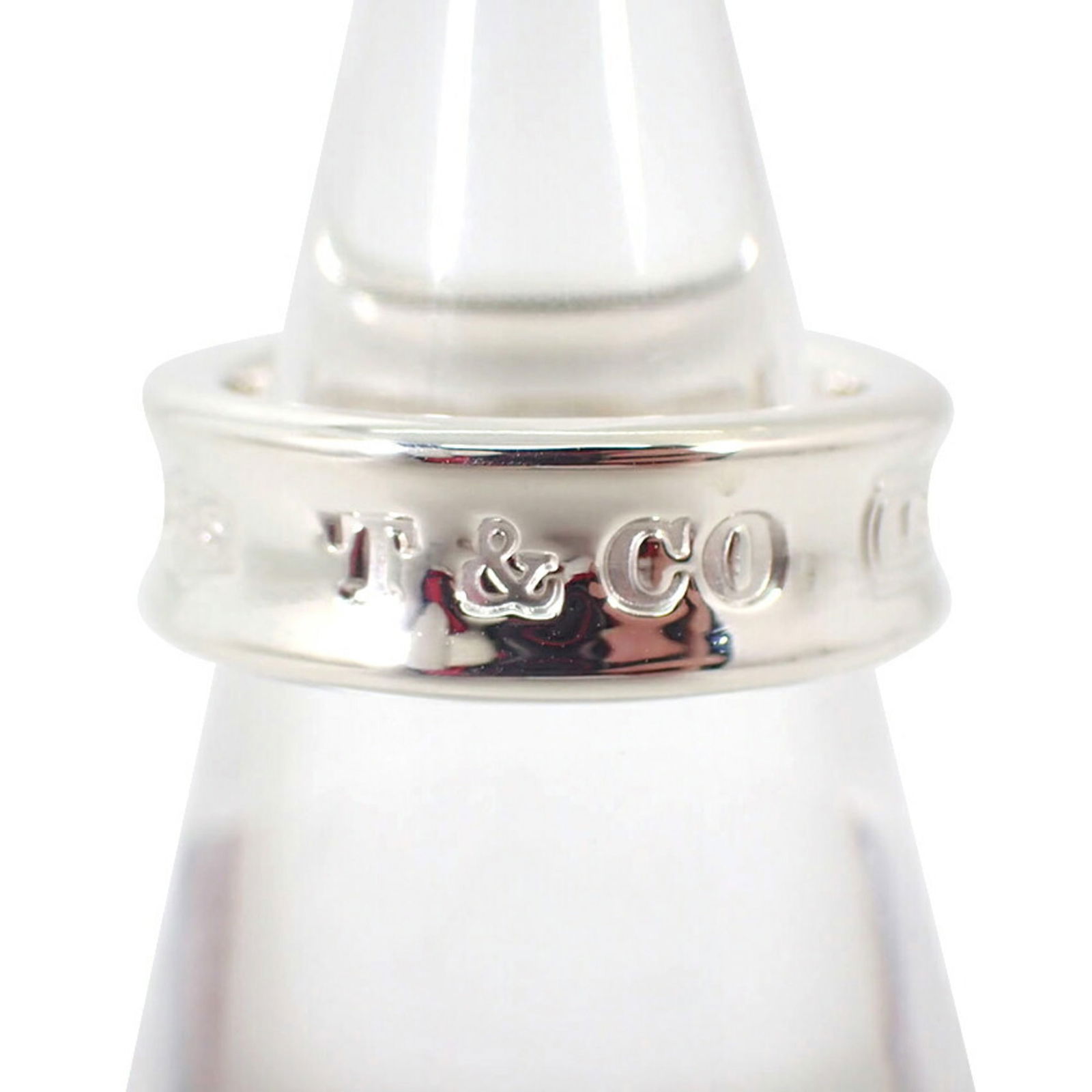 925 Tiffany Band Ring Sterling Silver: 925 Tiffany Band Ring Sterling Silver This listing features 925 Tiffany Band Ring Sterling Silver. Item specifics are provided below. Item Specifics: Brand: Tiffany Type: Band Ring Gender: Women Mater