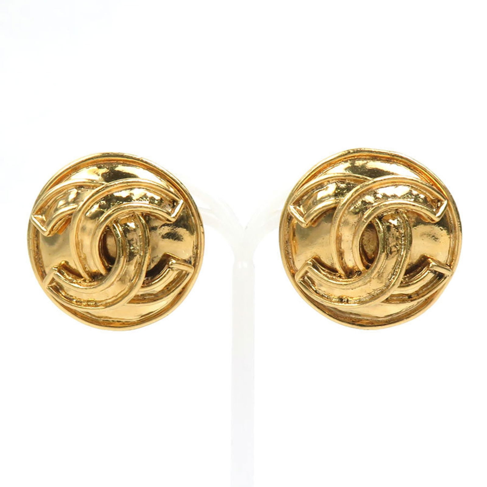 Metal Chanel Clip Earrings: Metal Chanel Clip Earrings This listing features Metal Chanel Clip Earrings. Item specifics are provided below. Item Specifics: Brand: Chanel Type: Clip Earrings Gender: Women Material: Metal Color: G