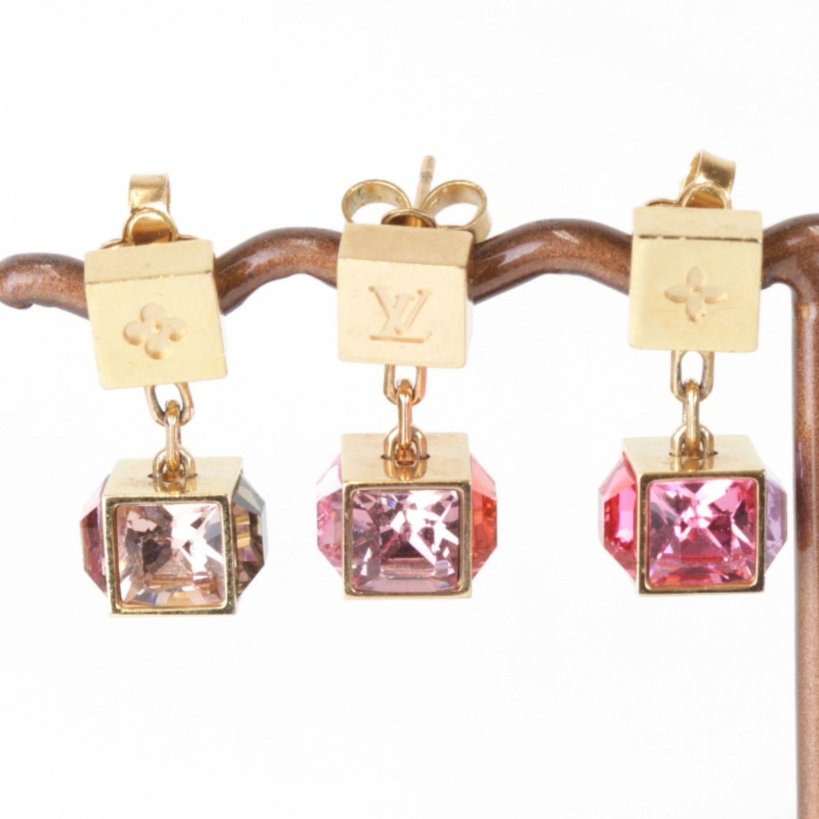 Metal Louis Vuitton Drop Earrings: Metal Louis Vuitton Drop Earrings This listing features Metal Louis Vuitton Drop Earrings. Item specifics are provided below. Item Specifics: Brand: Louis Vuitton Type: Drop Earrings Gender: Women Mat