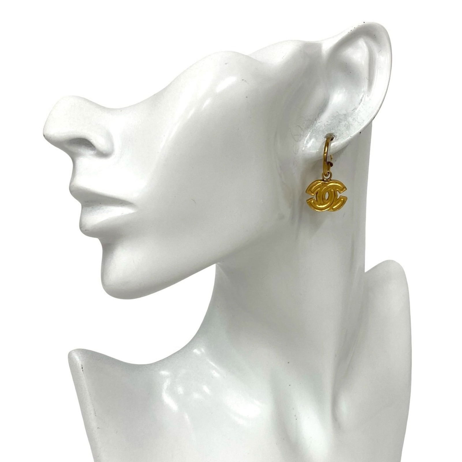 Plating Chanel Stud Earrings Gold: Plating Chanel Stud Earrings Gold This listing features Plating Chanel Stud Earrings Gold. Item specifics are provided below. Item Specifics: Brand: Chanel Type: Stud Earrings Gender: Men,Women Materi