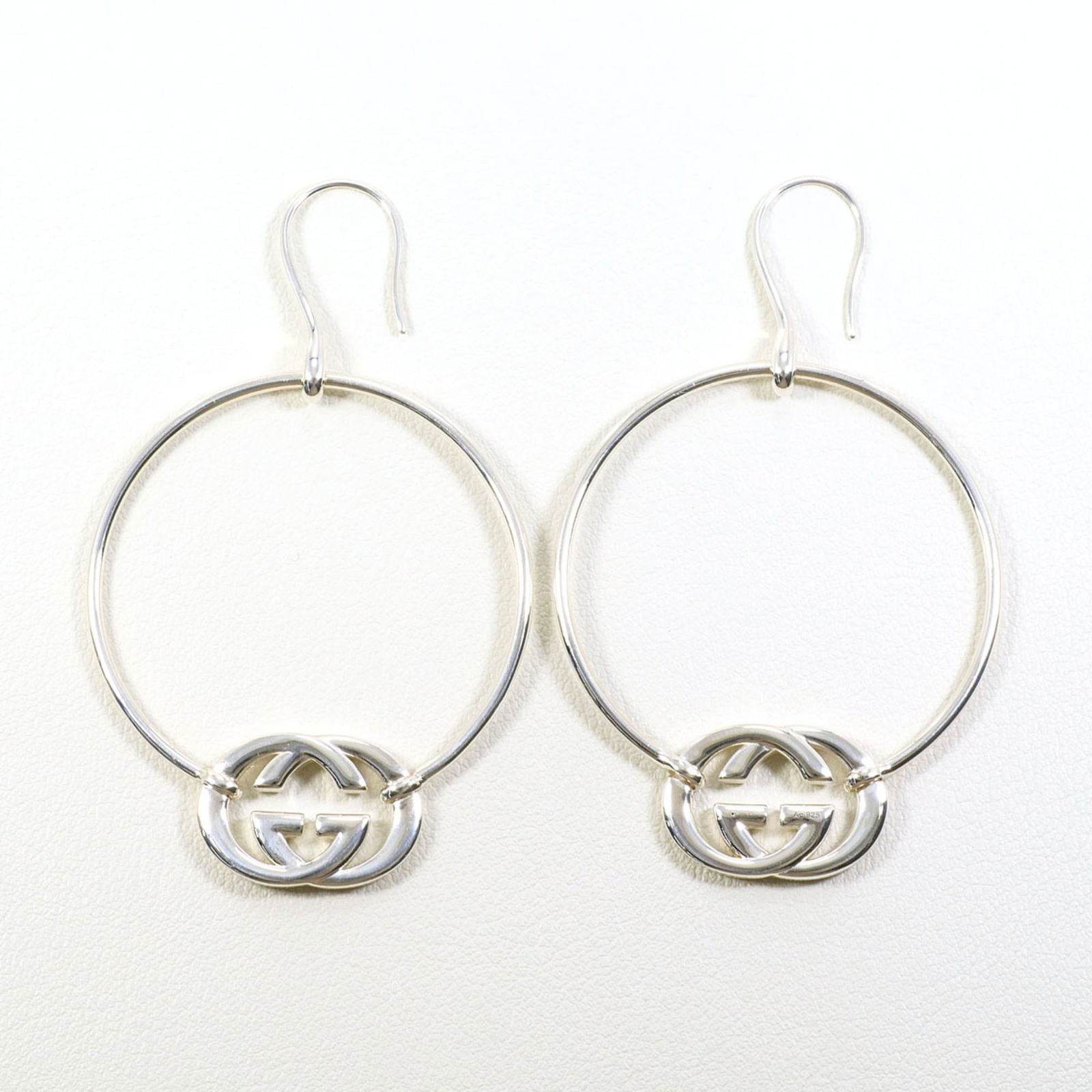 925 Gucci Drop Earrings Silver: 925 Gucci Drop Earrings Silver This listing features 925 Gucci Drop Earrings Silver. Item specifics are provided below. Item Specifics: Brand: Gucci Type: Drop Earrings Gender: Women Material: Silver