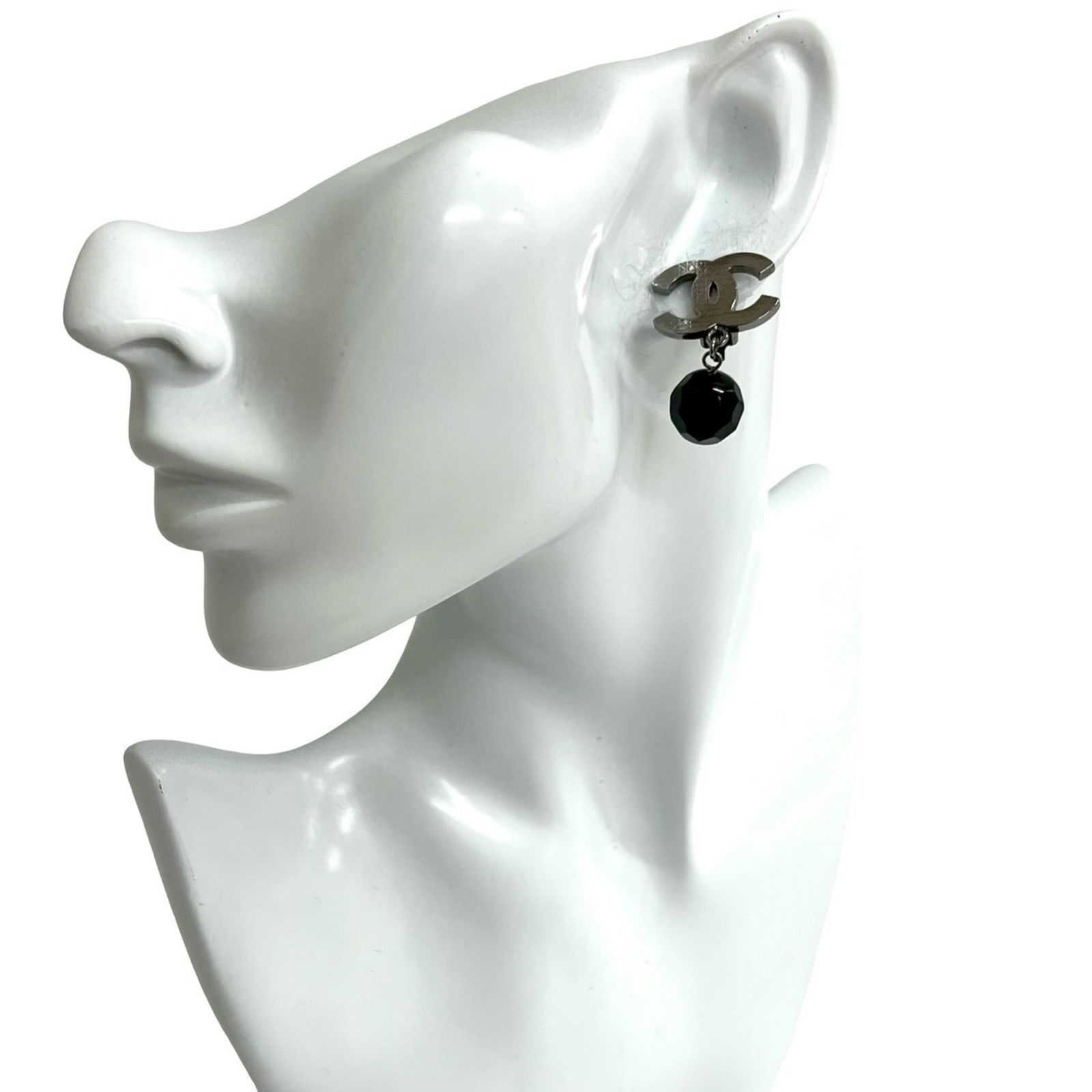 Alloy Chanel Clip Earrings: Alloy Chanel Clip Earrings This listing features Alloy Chanel Clip Earrings. Item specifics are provided below. Item Specifics: Brand: Chanel Type: Clip Earrings Gender: Women Material: Alloy Color: B