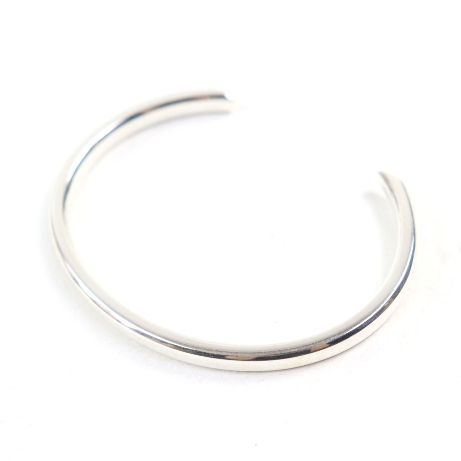 925 Tiffany Bangle Silver: 925 Tiffany Bangle Silver This listing features 925 Tiffany Bangle Silver. Item specifics are provided below. Item Specifics: Brand: Tiffany Type: Bangle Gender: Women,Men Material: Silver 925 Color: