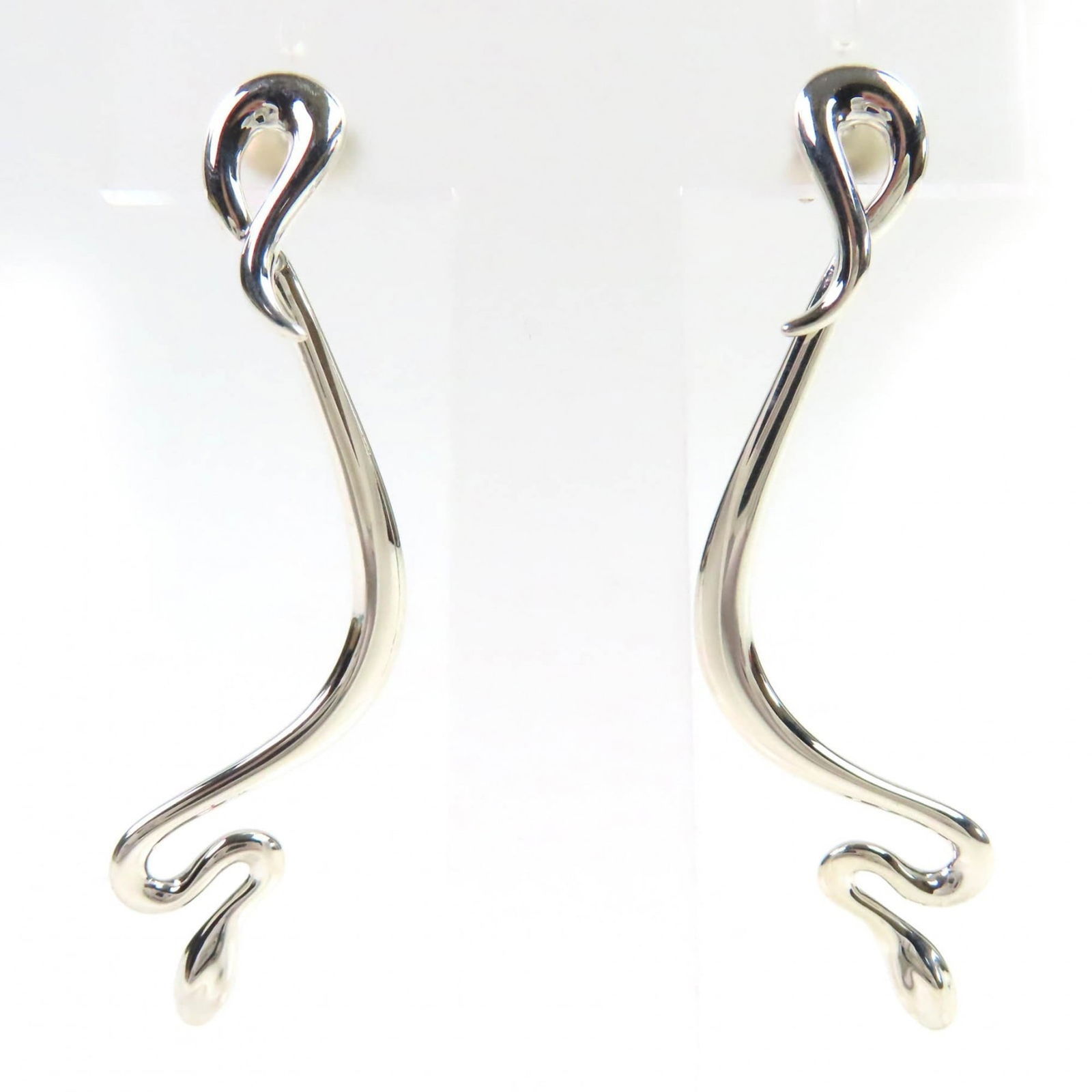 Earrings Tiffany Drop: Earrings Tiffany Drop This listing features Earrings Tiffany Drop. Item specifics are provided below. Item Specifics: Brand: Tiffany Type: Drop Earrings Gender: Women Metal: Silver Metal Purity: Silve