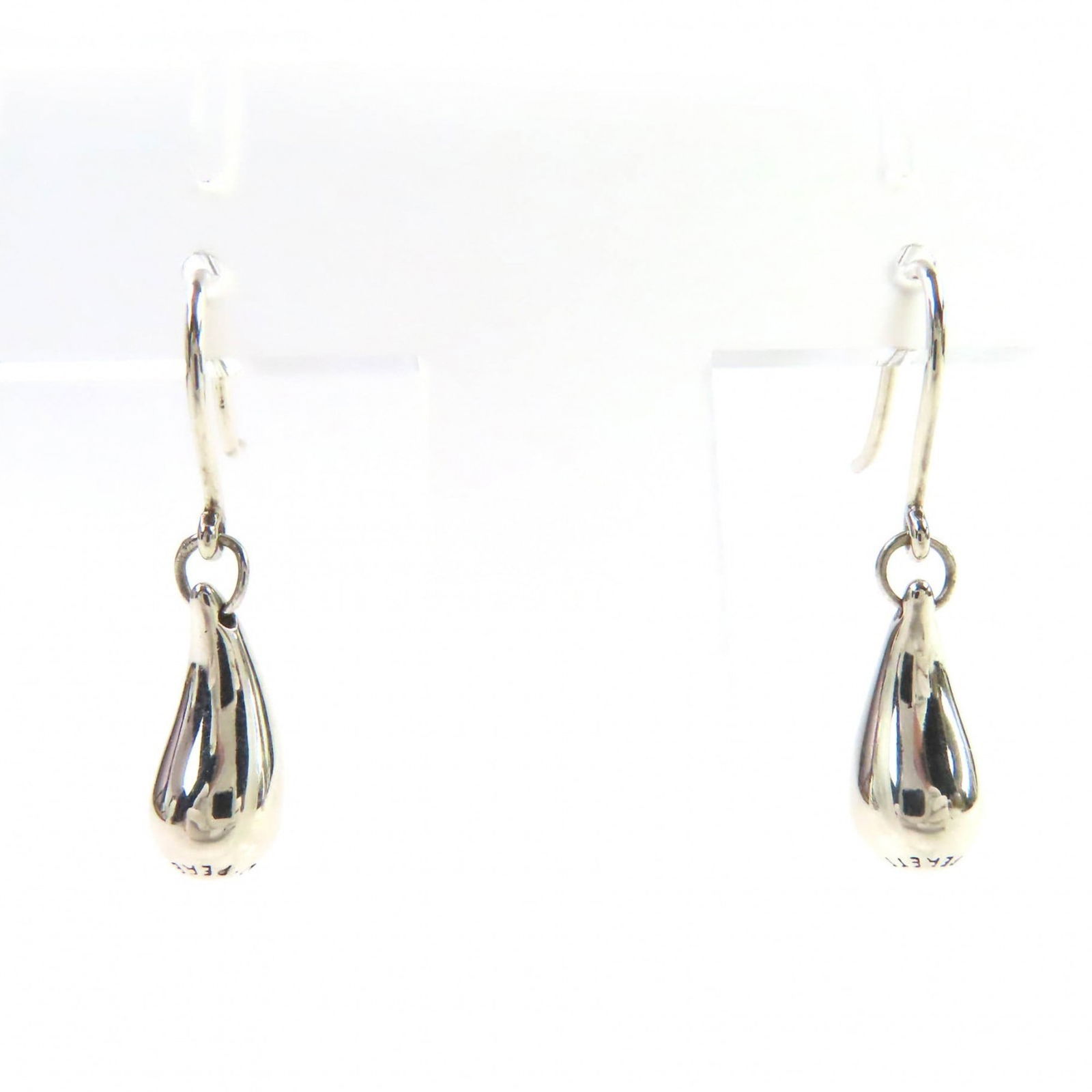 925 Tiffany Drop Earrings Silver: 925 Tiffany Drop Earrings Silver This listing features 925 Tiffany Drop Earrings Silver. Item specifics are provided below. Item Specifics: Brand: Tiffany Type: Drop Earrings Gender: Women Material: S