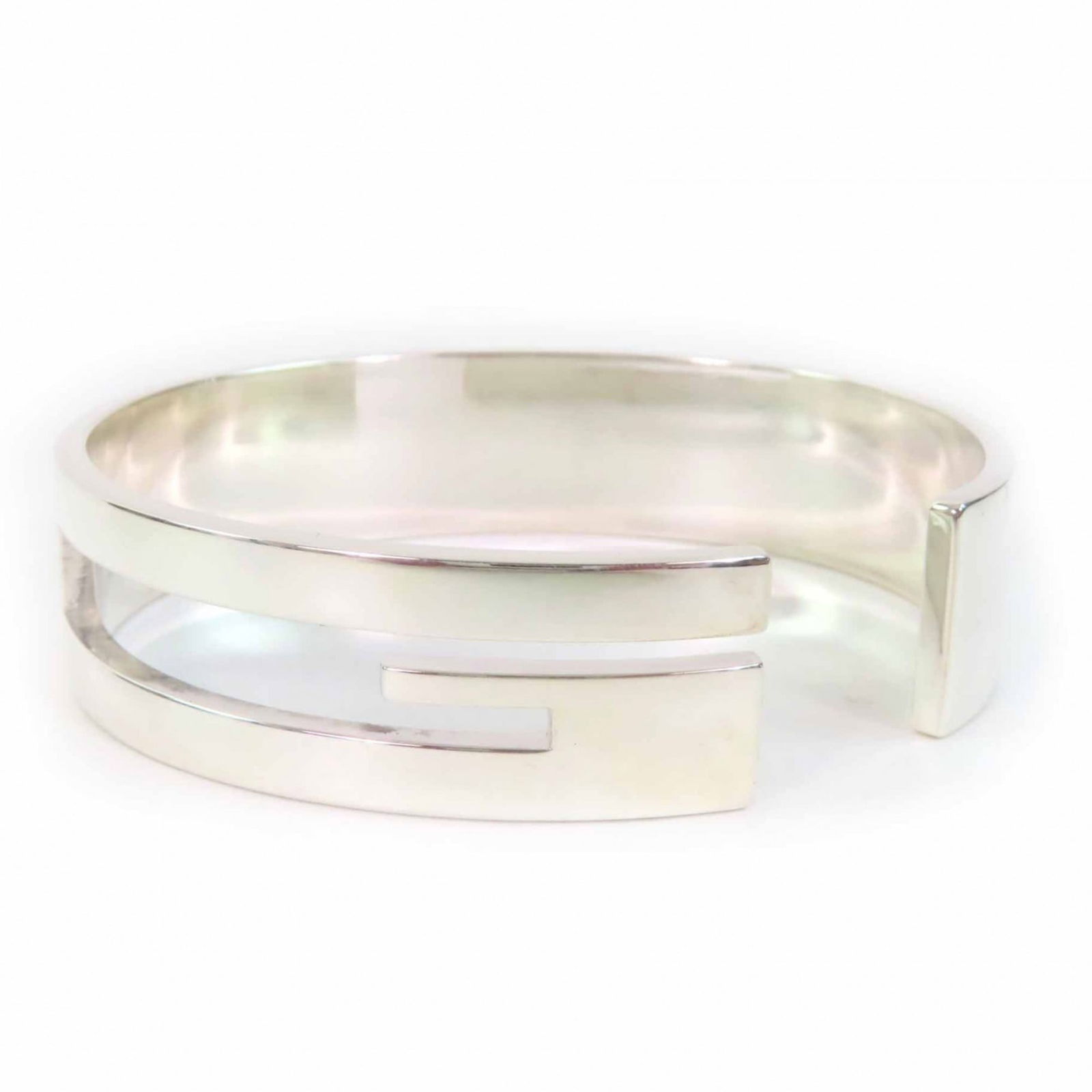 Bangle Gucci: Bangle Gucci This listing features Bangle Gucci. Item specifics are provided below. Item Specifics: Brand: Gucci Type: Bangle Gender: Women Metal: Silver Metal Purity: Silver925 Length: 18.5cm / 7.28'