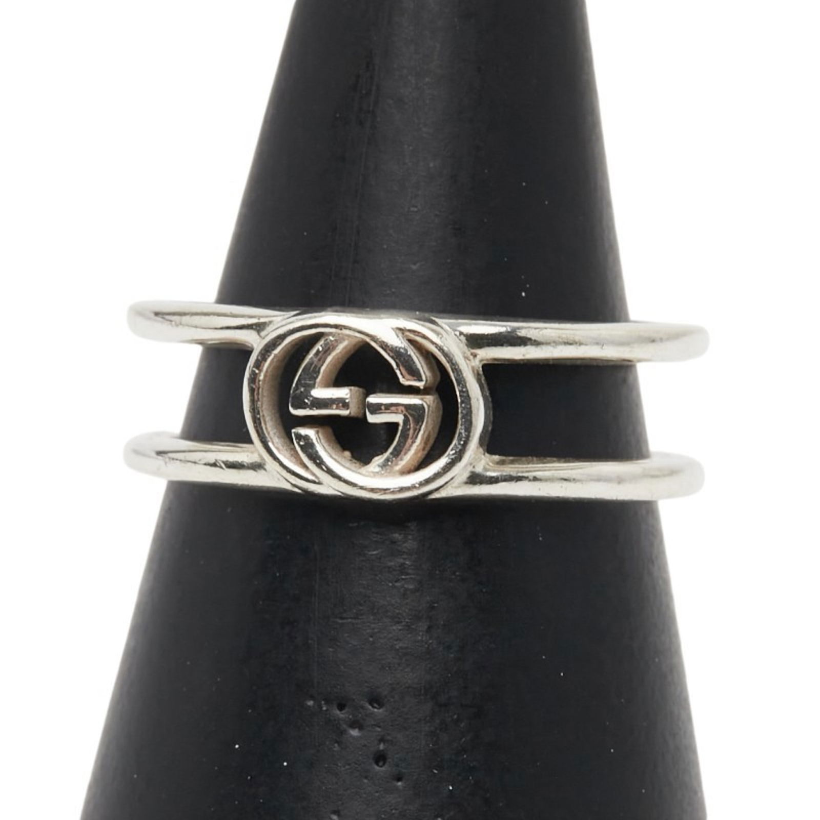 925 Gucci Band Ring Silver: 925 Gucci Band Ring Silver This listing features 925 Gucci Band Ring Silver. Item specifics are provided below. Item Specifics: Brand: Gucci Type: Band Ring Gender: Women Material: Silver 925 Us