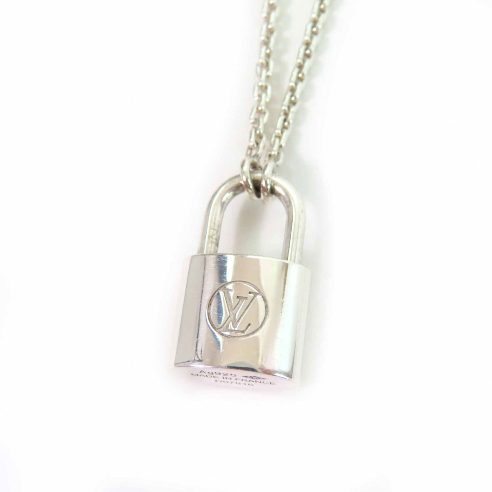 Made France for Women - LOUIS VUITTON Q93559 Lockit Pendant Necklace in AG925 Silver - with Box and: Made France for Women - LOUIS VUITTON Q93559 Lockit Pendant Necklace in AG925 Silver - with Box and Dust Bag This listing features Made France for Women - LOUIS VUITTON Q93559 Lockit Pendant Necklace