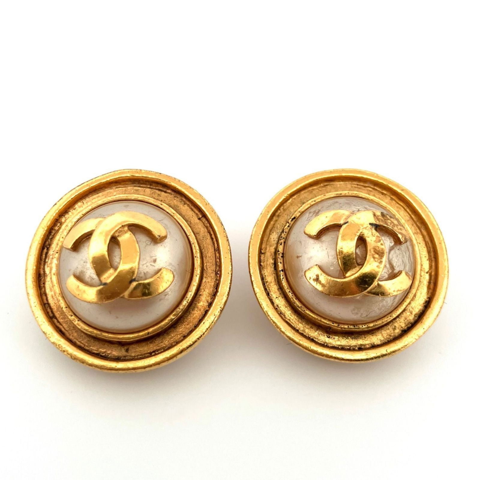 Earrings Chanel Clip: Earrings Chanel Clip This listing features Earrings Chanel Clip. Item specifics are provided below. Item Specifics: Brand: Chanel Type: Clip Earrings Gender: Women Condition: Used (good), Traces of us