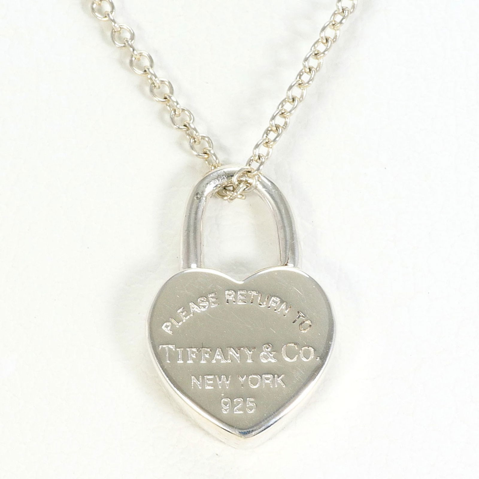 Like New - Tiffany & Co. 925 Sterling Silver Necklace - Approx. 42cm - Total Weight: 2.5g: Like New - Tiffany & Co. 925 Sterling Silver Necklace - Approx. 42cm - Total Weight: 2.5g This listing features Like New - Tiffany & Co. 925 Sterling Silver Necklace - Approx. 42cm - Total Weight:
