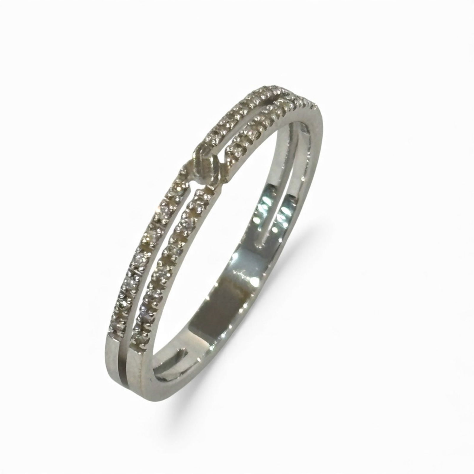 (18K) Gucci Band Ring White Gold: (18K) Gucci Band Ring White Gold This listing features (18K) Gucci Band Ring White Gold. Item specifics are provided below. Item Specifics: Brand: Gucci Type: Band Ring Gender: Women Color: White