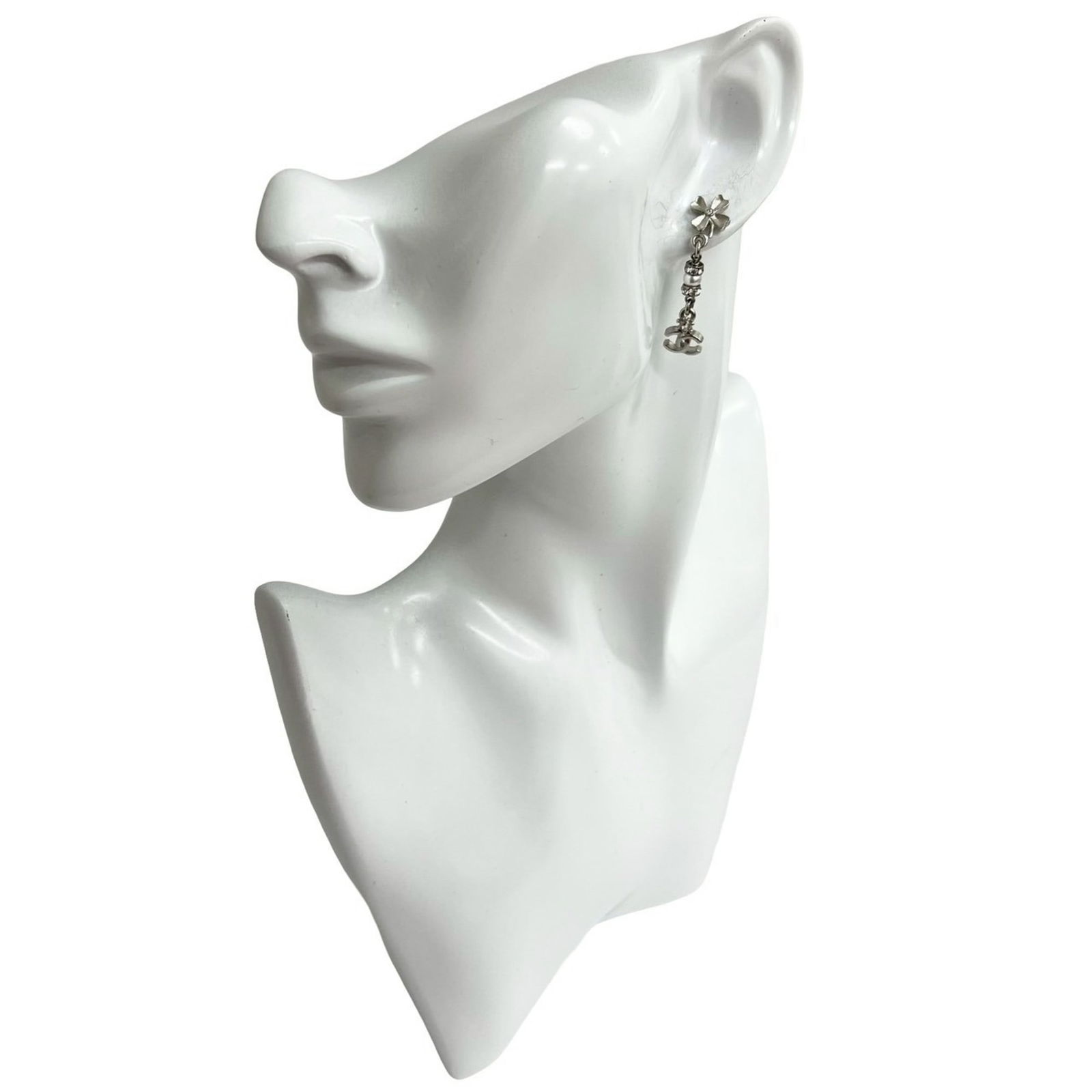 Metal Chanel Stud Earrings: Metal Chanel Stud Earrings This listing features Metal Chanel Stud Earrings. Item specifics are provided below. Item Specifics: Brand: Chanel Type: Stud Earrings Gender: Women Material: Metal Color: