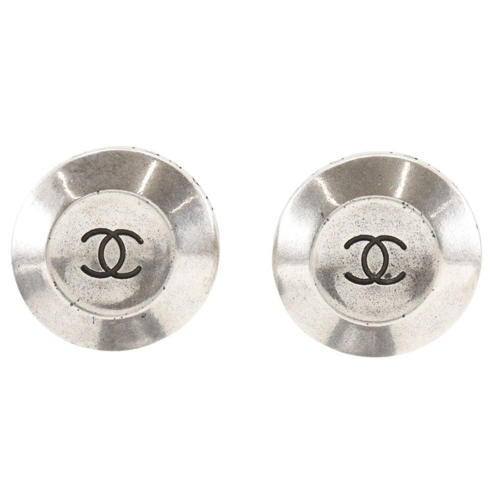 Metal Chanel Clip Earrings: Metal Chanel Clip Earrings This listing features Metal Chanel Clip Earrings. Item specifics are provided below. Item Specifics: Brand: Chanel Type: Clip Earrings Gender: Women Material: Metal Color: