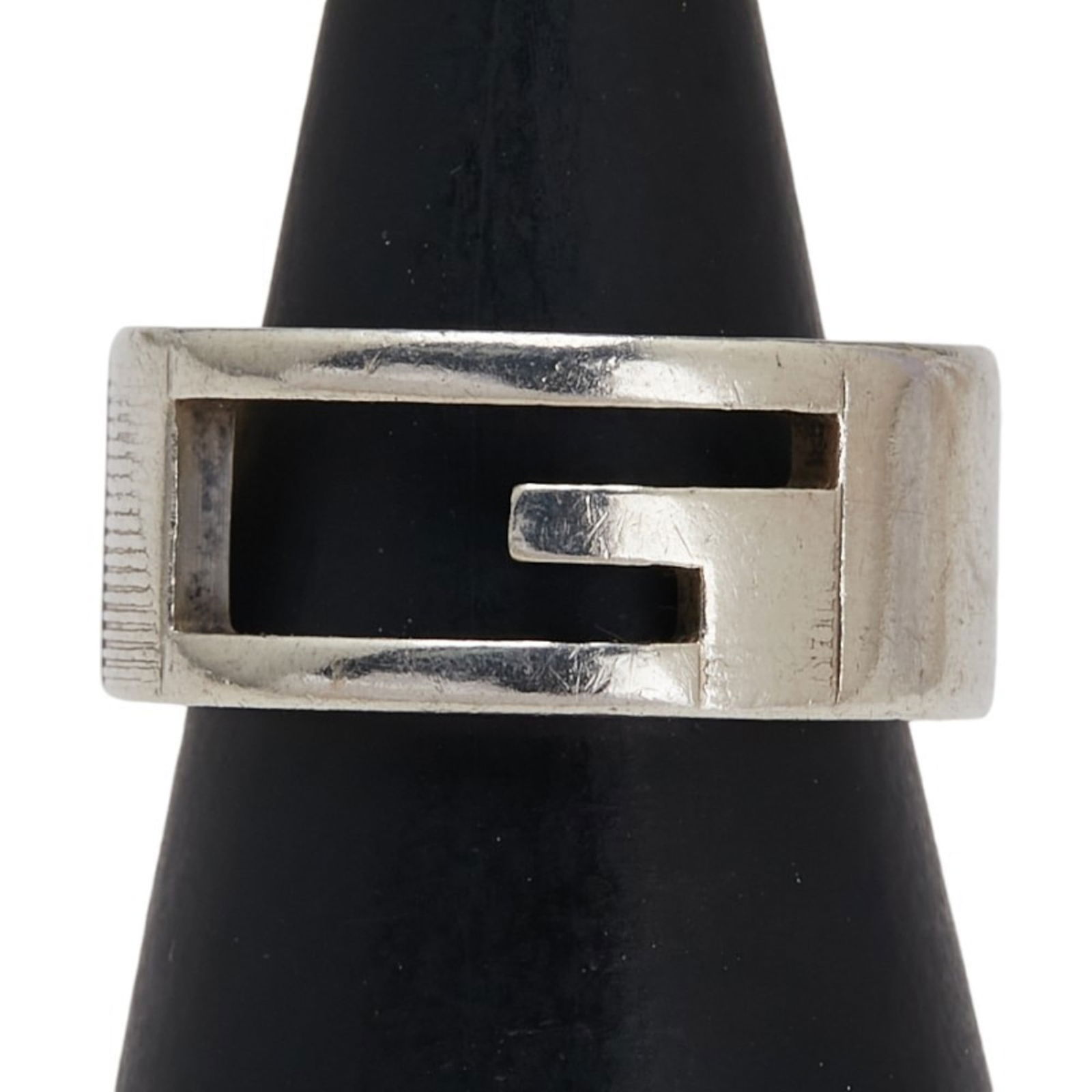 925 Gucci Band Ring Silver: 925 Gucci Band Ring Silver This listing features 925 Gucci Band Ring Silver. Item specifics are provided below. Item Specifics: Brand: Gucci Type: Band Ring Gender: Women Color: Silver Material: