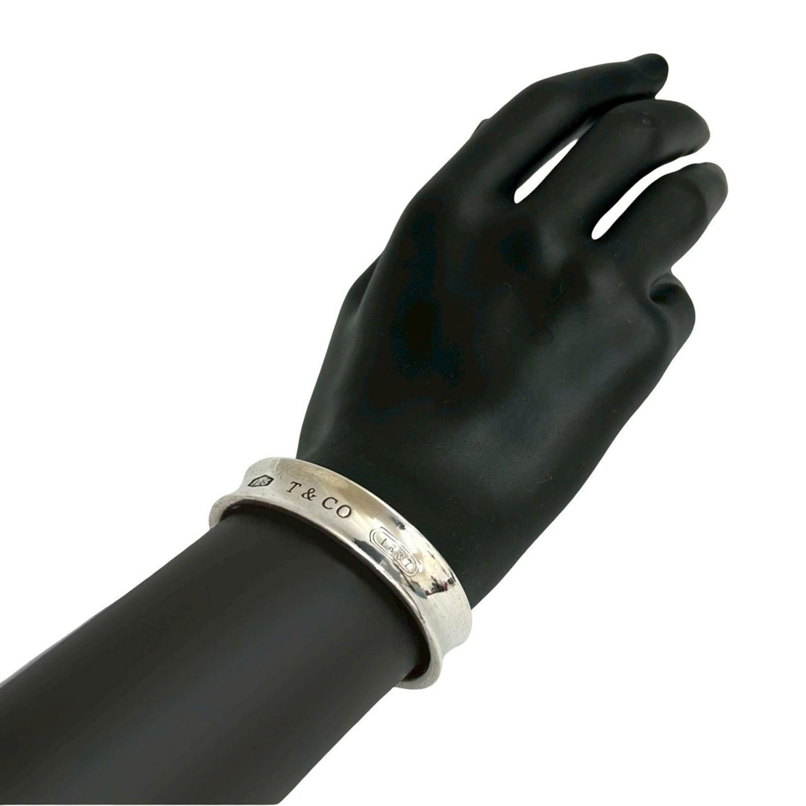 925 Tiffany Bangle Silver: 925 Tiffany Bangle Silver This listing features 925 Tiffany Bangle Silver. Item specifics are provided below. Item Specifics: Brand: Tiffany Type: Bangle Gender: Women Material: Silver 925 Color: Silv