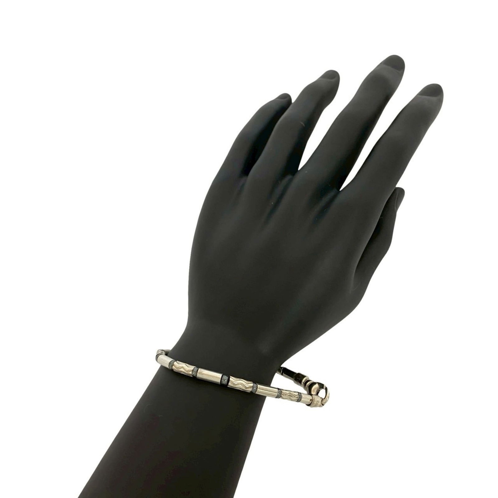 925 Tiffany Charm Bracelet Silver: 925 Tiffany Charm Bracelet Silver This listing features 925 Tiffany Charm Bracelet Silver. Item specifics are provided below. Item Specifics: Brand: Tiffany Type: Charm Bracelet Gender: Men,Women Mate