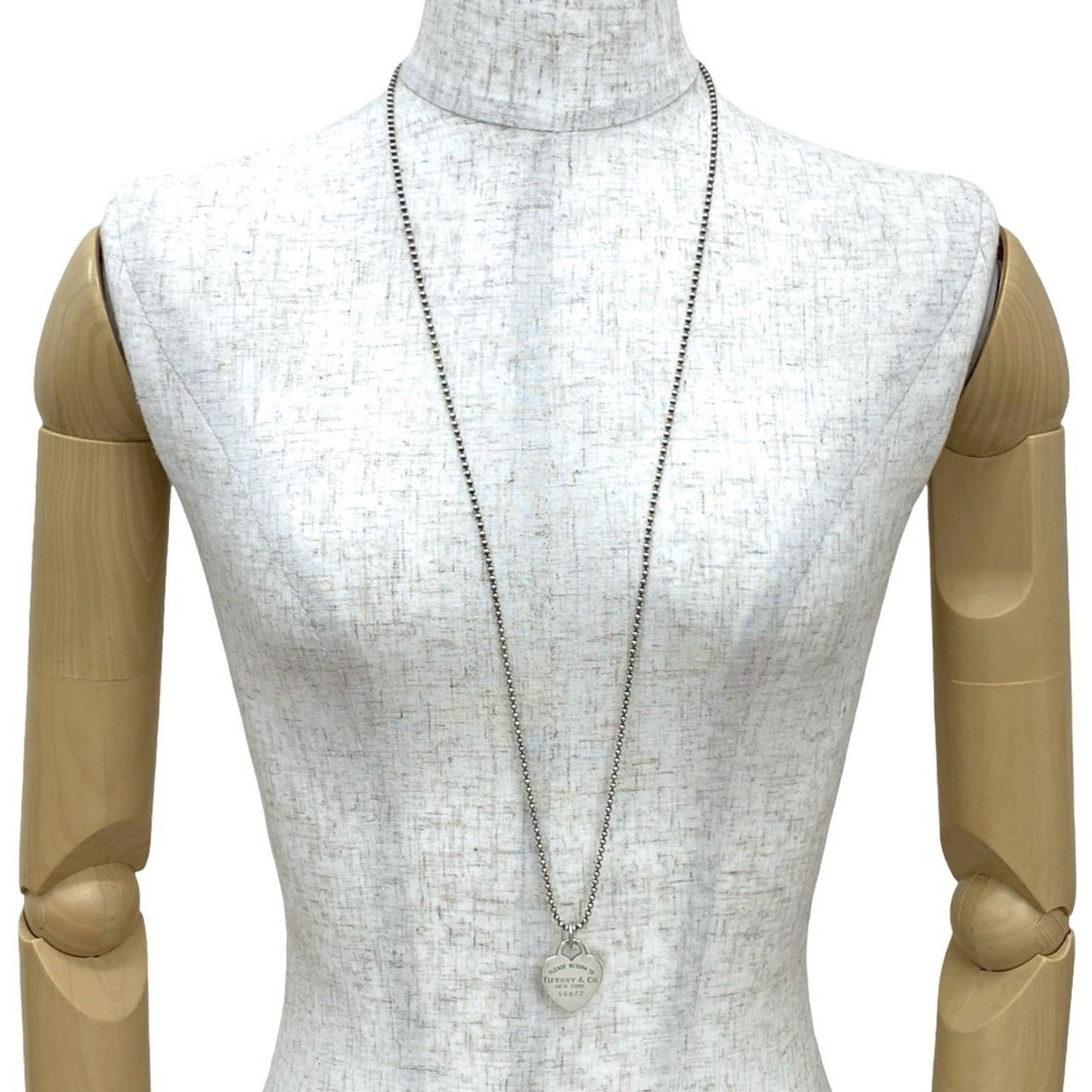 04942 - TIFFANY & Co. Tiffany Return to Heart Tag Necklace in Sterling Silver with Chain and Pendant: 04942 - TIFFANY & Co. Tiffany Return to Heart Tag Necklace in Sterling Silver with Chain and Pendant This listing features 04942 - TIFFANY & Co. Tiffany Return to Heart Tag Necklace in Sterling