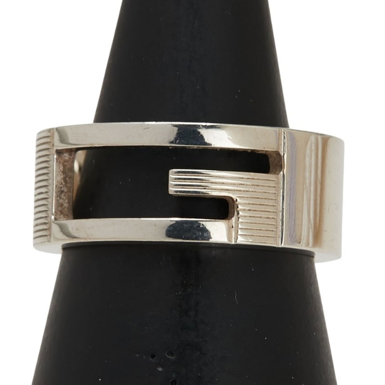 925 Gucci Band Ring Silver: 925 Gucci Band Ring Silver This listing features 925 Gucci Band Ring Silver. Item specifics are provided below. Item Specifics: Brand: Gucci Type: Band Ring Gender: Women Color: Silver Material: Silve