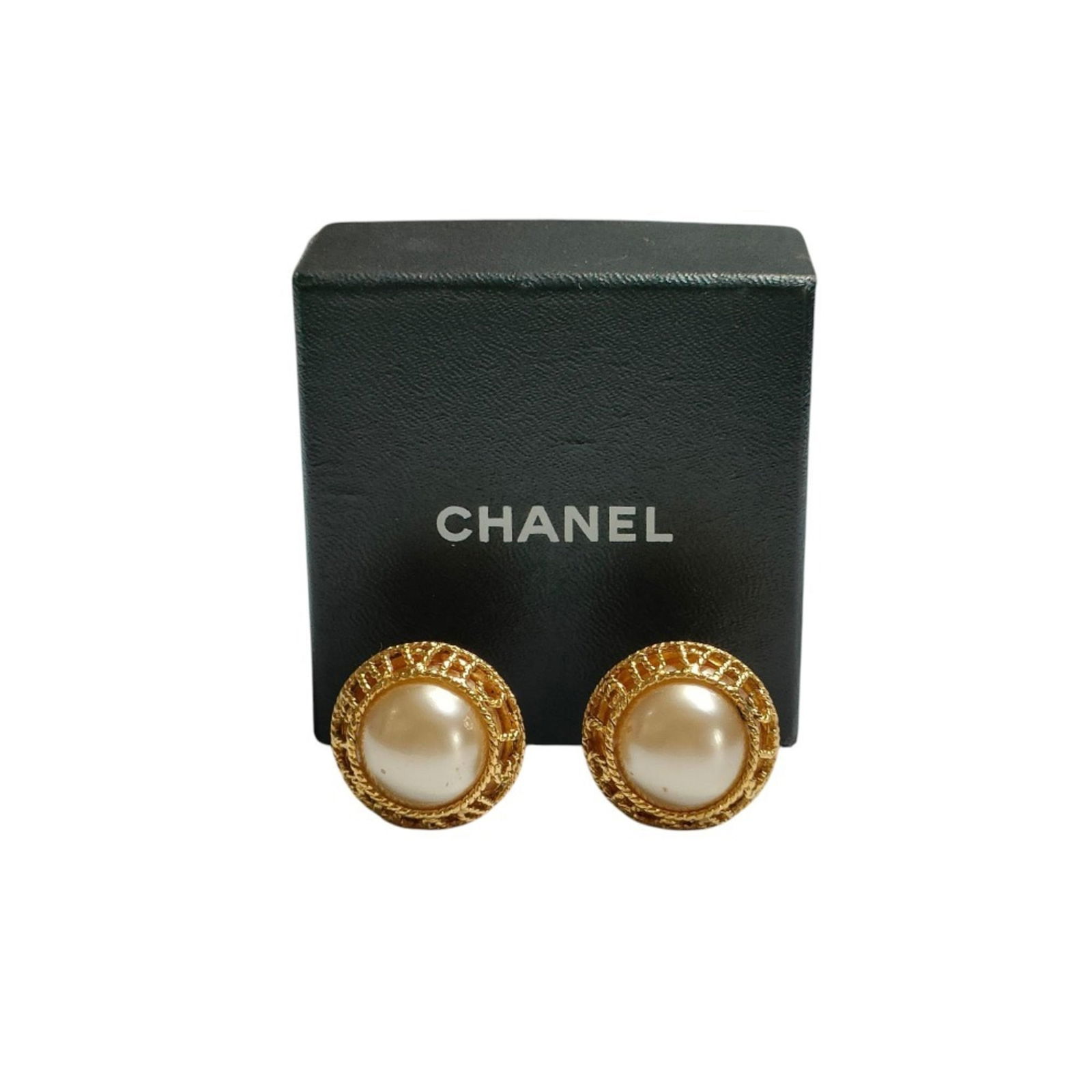 Earrings Chanel Clip: Earrings Chanel Clip This listing features Earrings Chanel Clip. Item specifics are provided below. Item Specifics: Brand: Chanel Type: Clip Earrings Gender: Women Color: Gold Season: Vintage Size