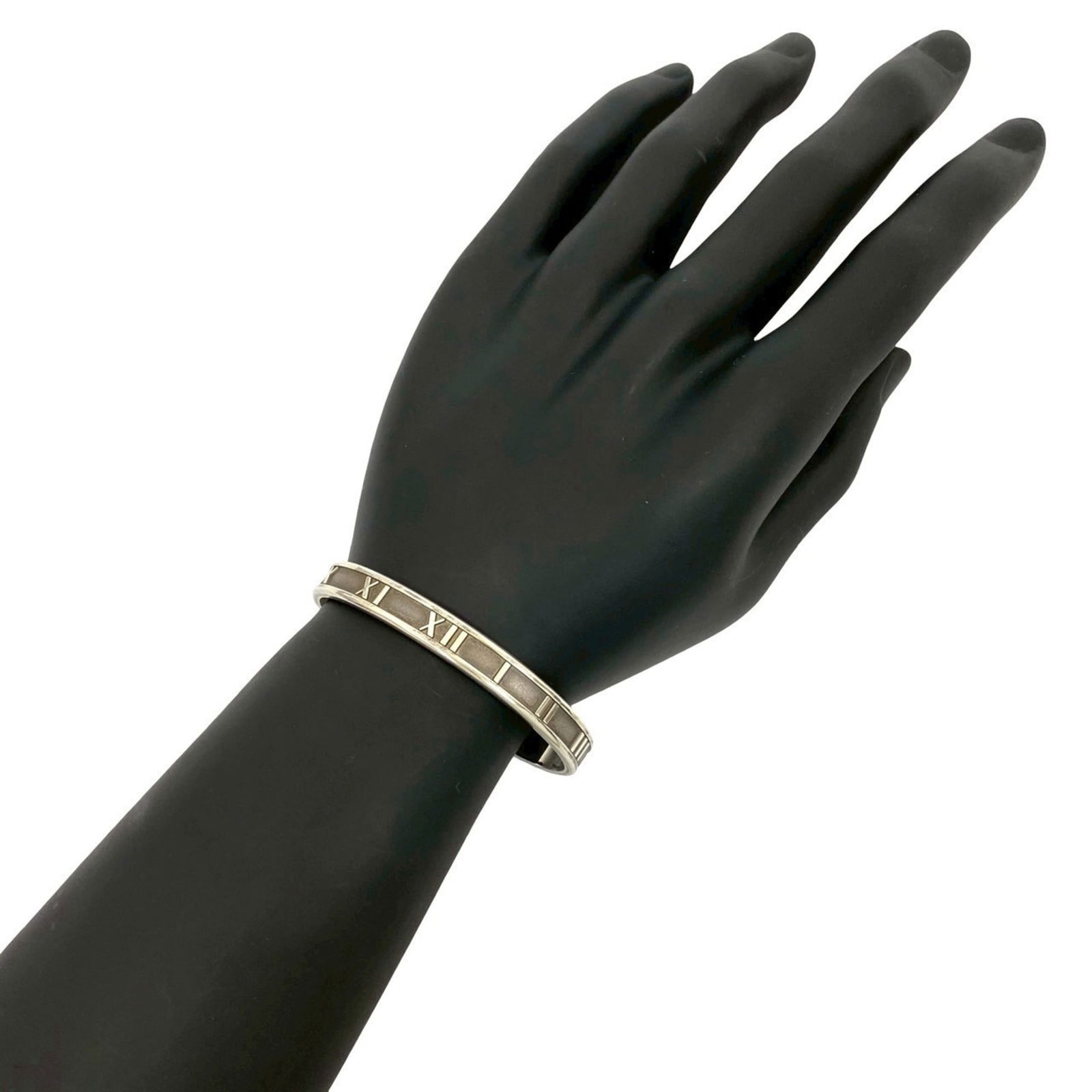 925 Tiffany Bangle Silver: 925 Tiffany Bangle Silver This listing features 925 Tiffany Bangle Silver. Item specifics are provided below. Item Specifics: Brand: Tiffany Type: Bangle Gender: Women Material: Silver 925 Color: