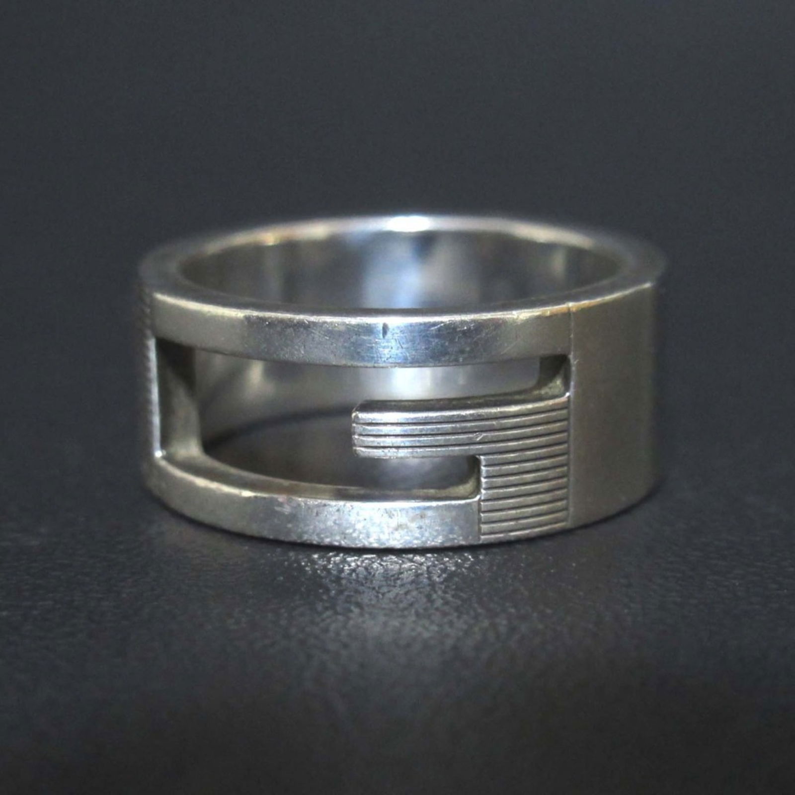 925 Gucci Band Ring Silver: 925 Gucci Band Ring Silver This listing features 925 Gucci Band Ring Silver. Item specifics are provided below. Item Specifics: Brand: Gucci Type: Band Ring Gender: Women Color: Silver Material: Silve
