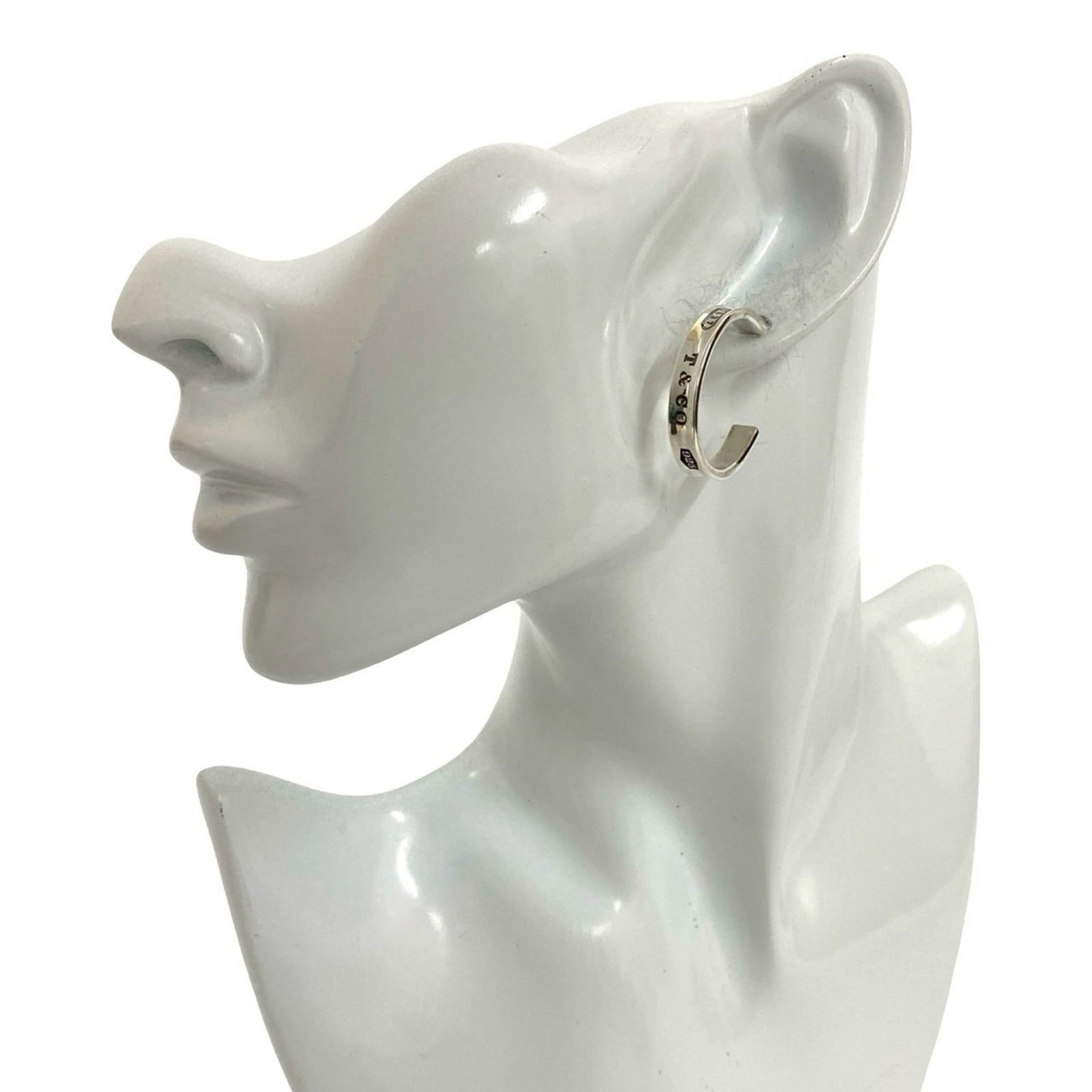 925 Tiffany Hoop Earrings Silver: 925 Tiffany Hoop Earrings Silver This listing features 925 Tiffany Hoop Earrings Silver. Item specifics are provided below. Item Specifics: Brand: Tiffany Type: Hoop Earrings Gender: Women Material: