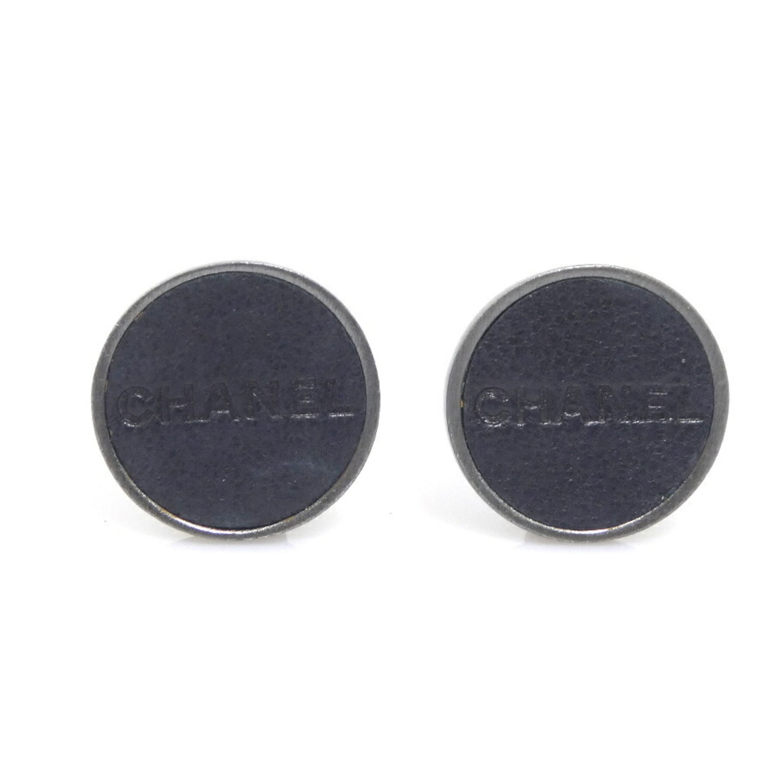 Metal Chanel Clip Earrings: Metal Chanel Clip Earrings This listing features Metal Chanel Clip Earrings. Item specifics are provided below. Item Specifics: Brand: Chanel Type: Clip Earrings Gender: Women Material: Metal Color: B