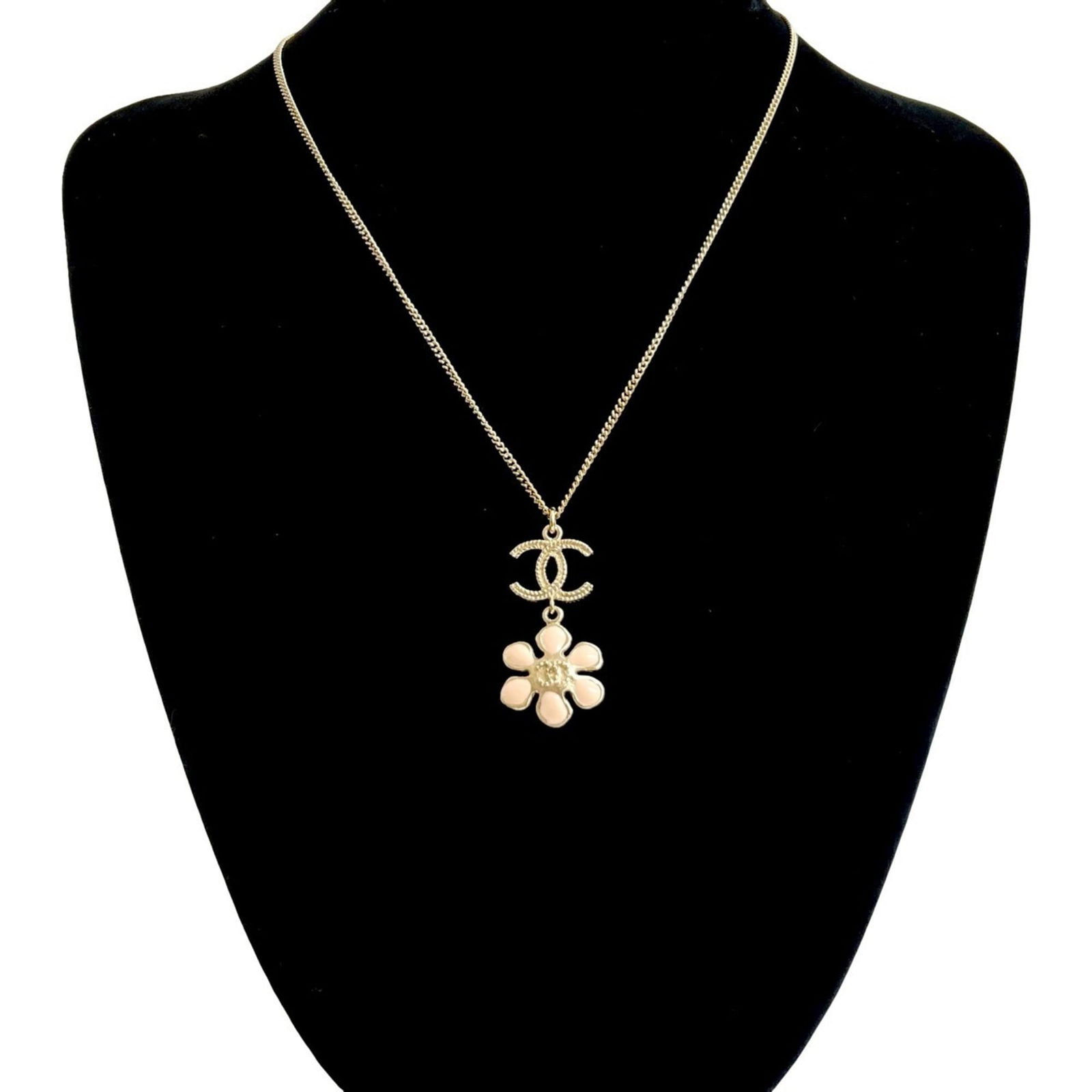 64651 - CHANEL Coco Mark Flower Motif GP Faux Pearl Necklace Pendant in Gold and Pink: 64651 - CHANEL Coco Mark Flower Motif GP Faux Pearl Necklace Pendant in Gold and Pink This listing features 64651 - CHANEL Coco Mark Flower Motif GP Faux Pearl Necklace Pendant in Gold and Pink. Item