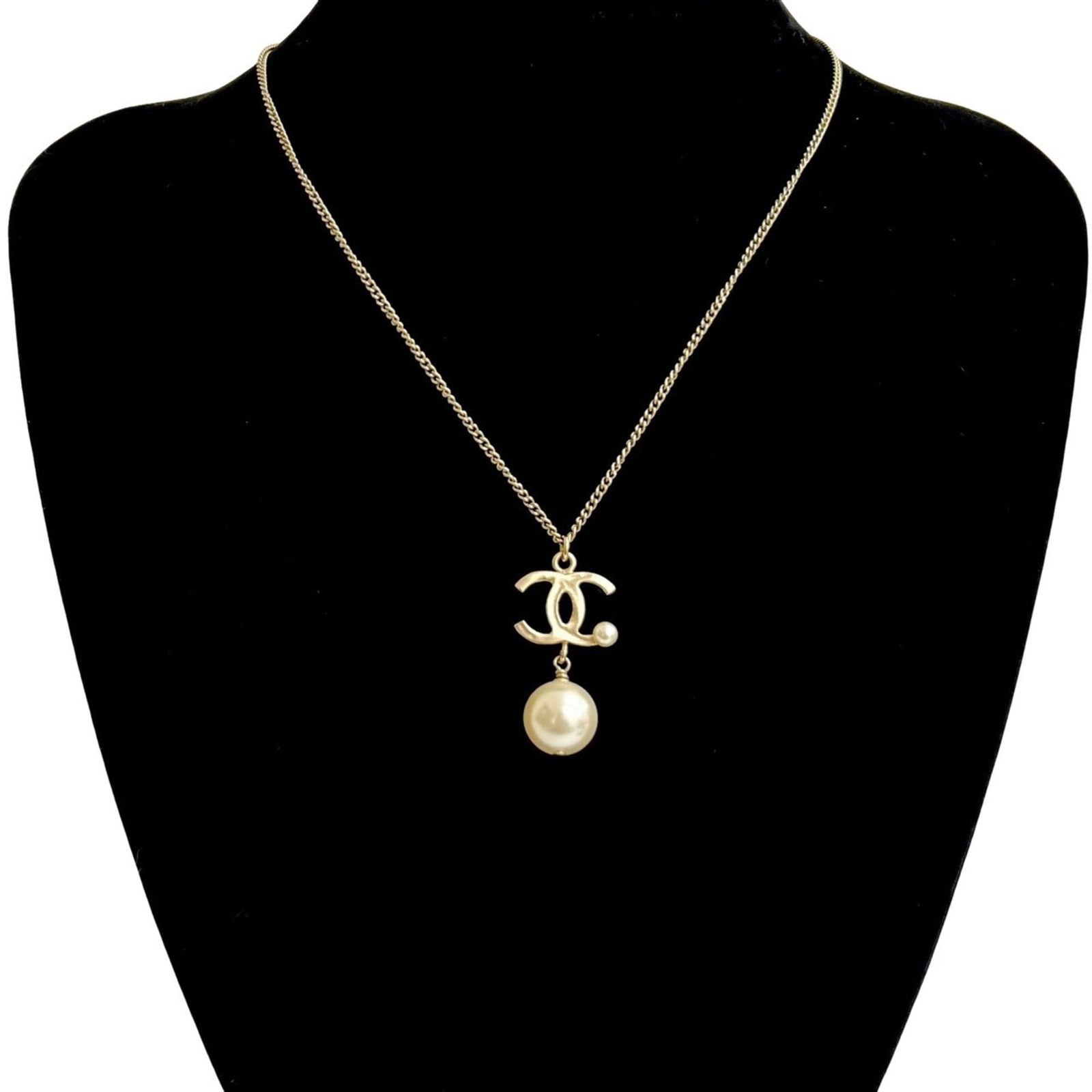 11421 CHANEL Coco Mark GP Faux Pearl Necklace Pendant Choker Gold (1 of 5)